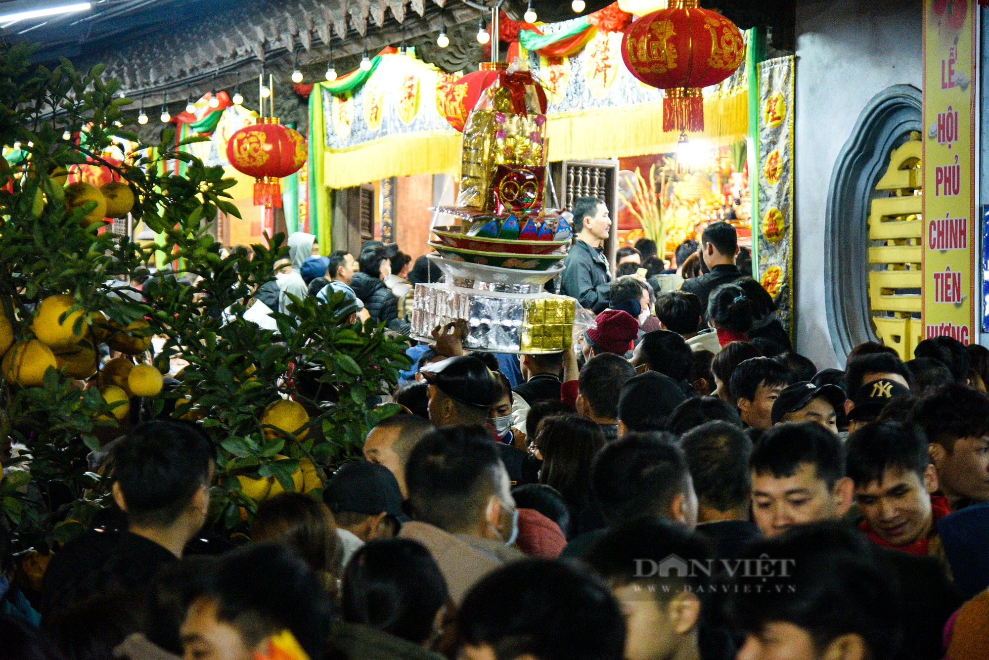 Hàng chục nghìn người chen chúc dâng lễ cầu may ở chợ Viềng - Phủ Dầy lúc nửa đêm - Ảnh 5.
