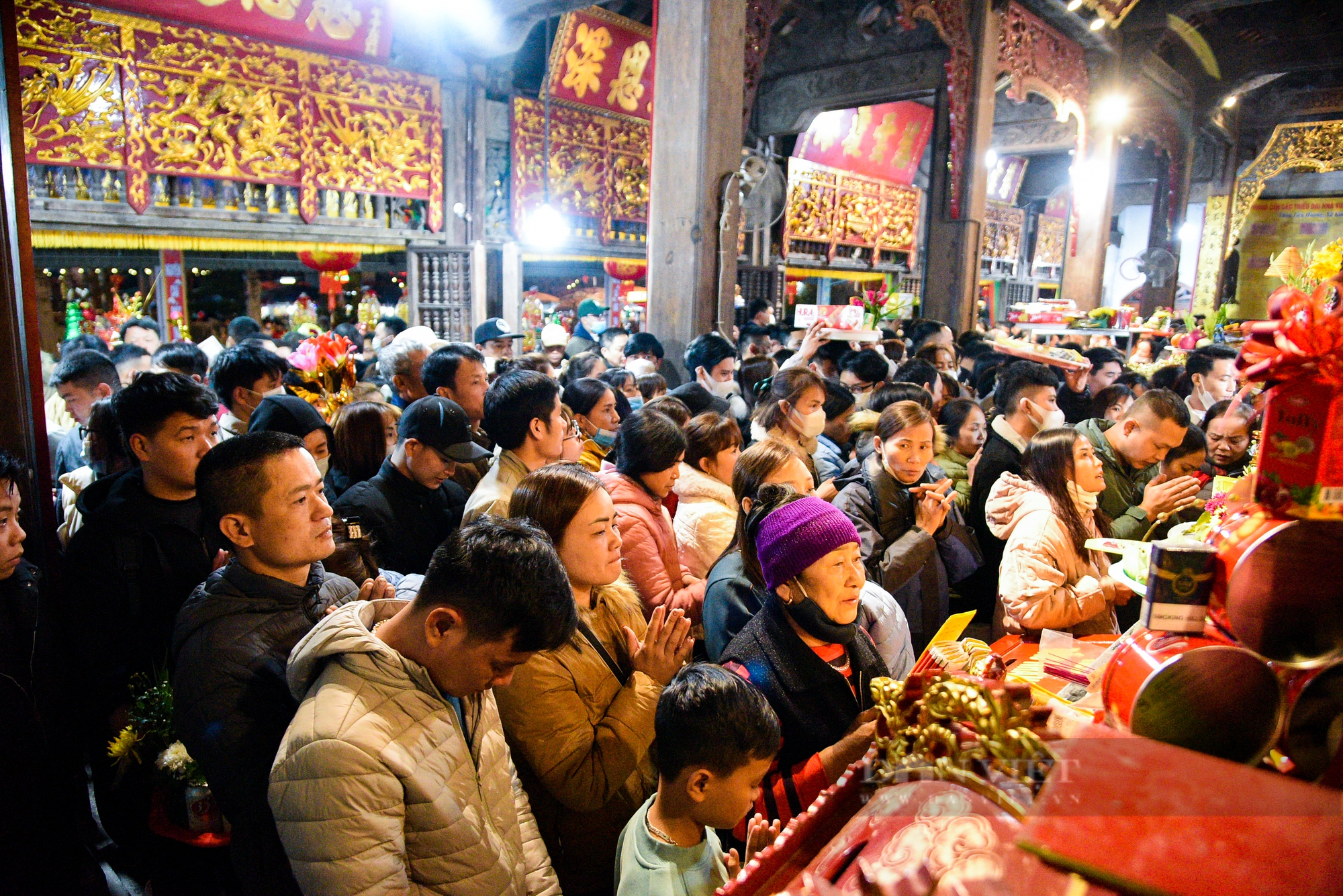 Hàng chục nghìn người chen chúc dâng lễ cầu may ở chợ Viềng - Phủ Dầy lúc nửa đêm - Ảnh 7.
