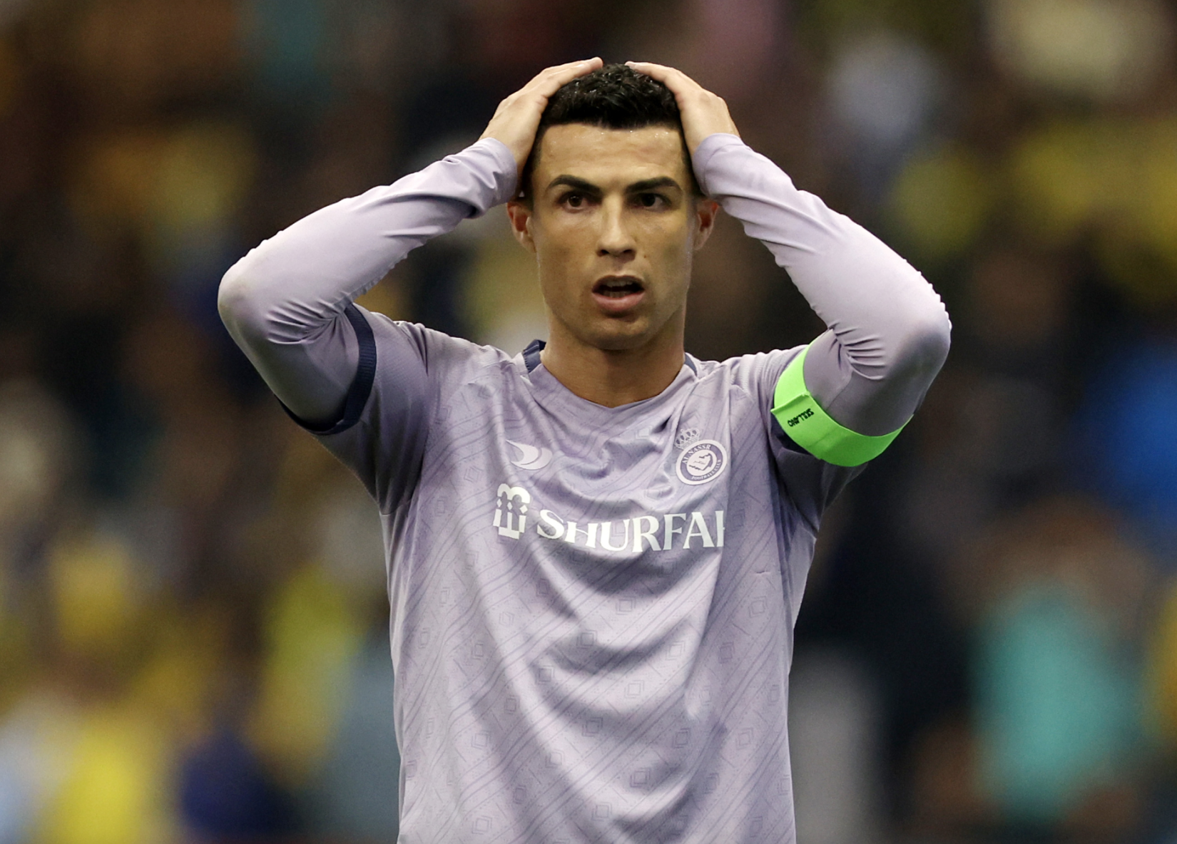 CĐV Ả Rập Xê Út hô vang tên &quot;Messi&quot; để chế giễu Ronaldo: Phản ứng bất ngờ của CR7? - Ảnh 1.