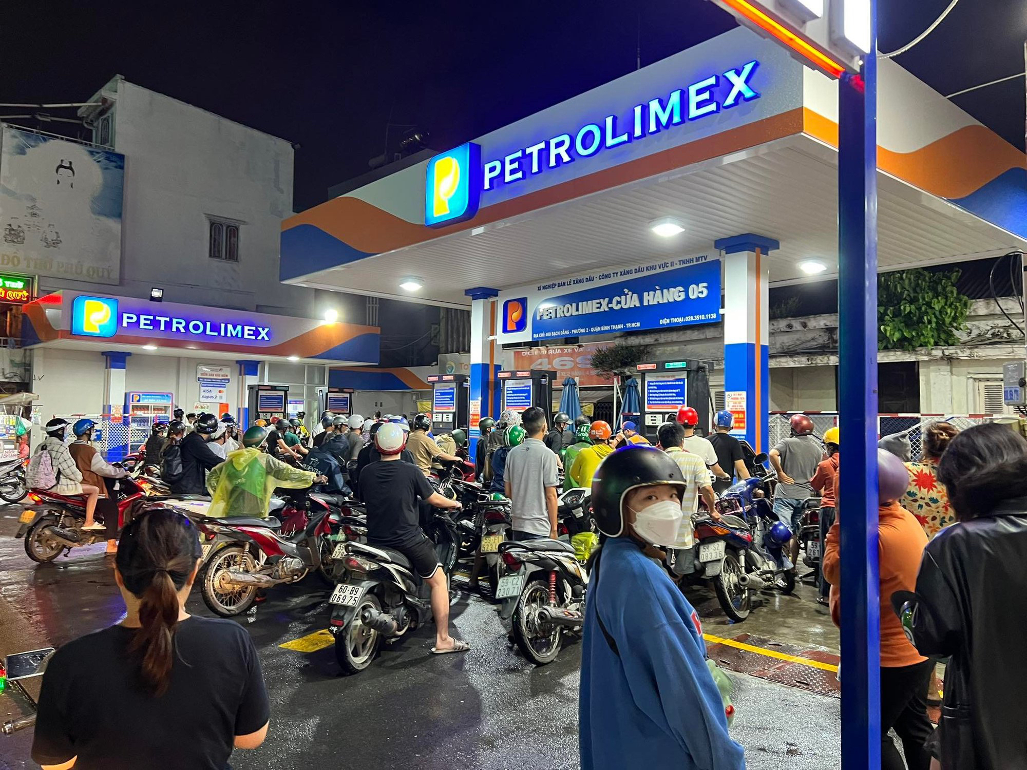 Vì sao Việt Nam phải &quot;rút két&quot; đến 17 tỷ USD để mua các loại xăng, dầu về nước? - Ảnh 1.