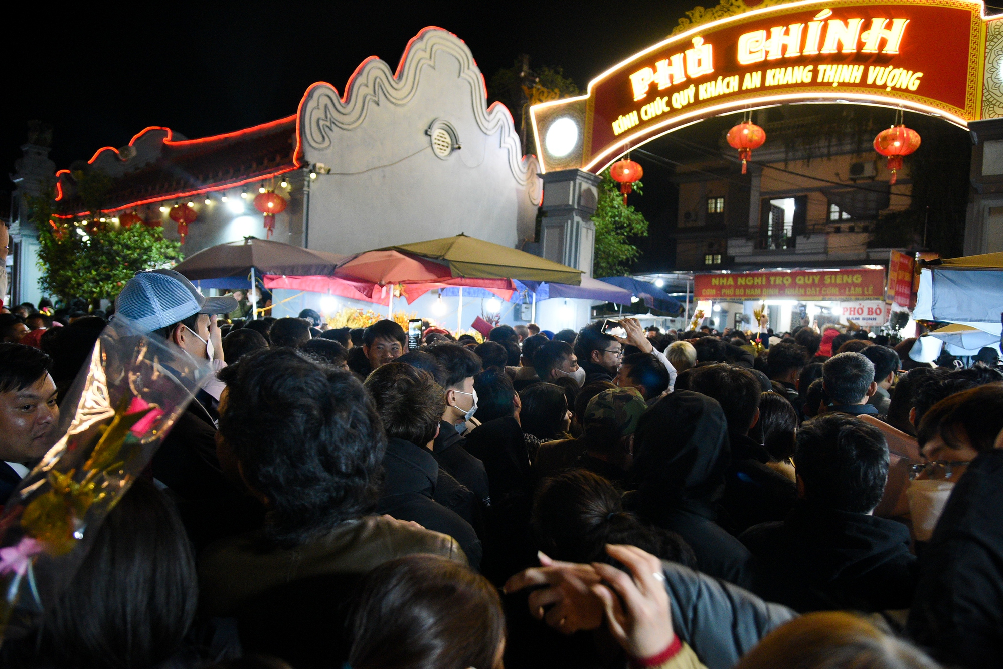 Hàng chục nghìn người chen chúc dâng lễ cầu may ở chợ Viềng - Phủ Dầy lúc nửa đêm - Ảnh 4.