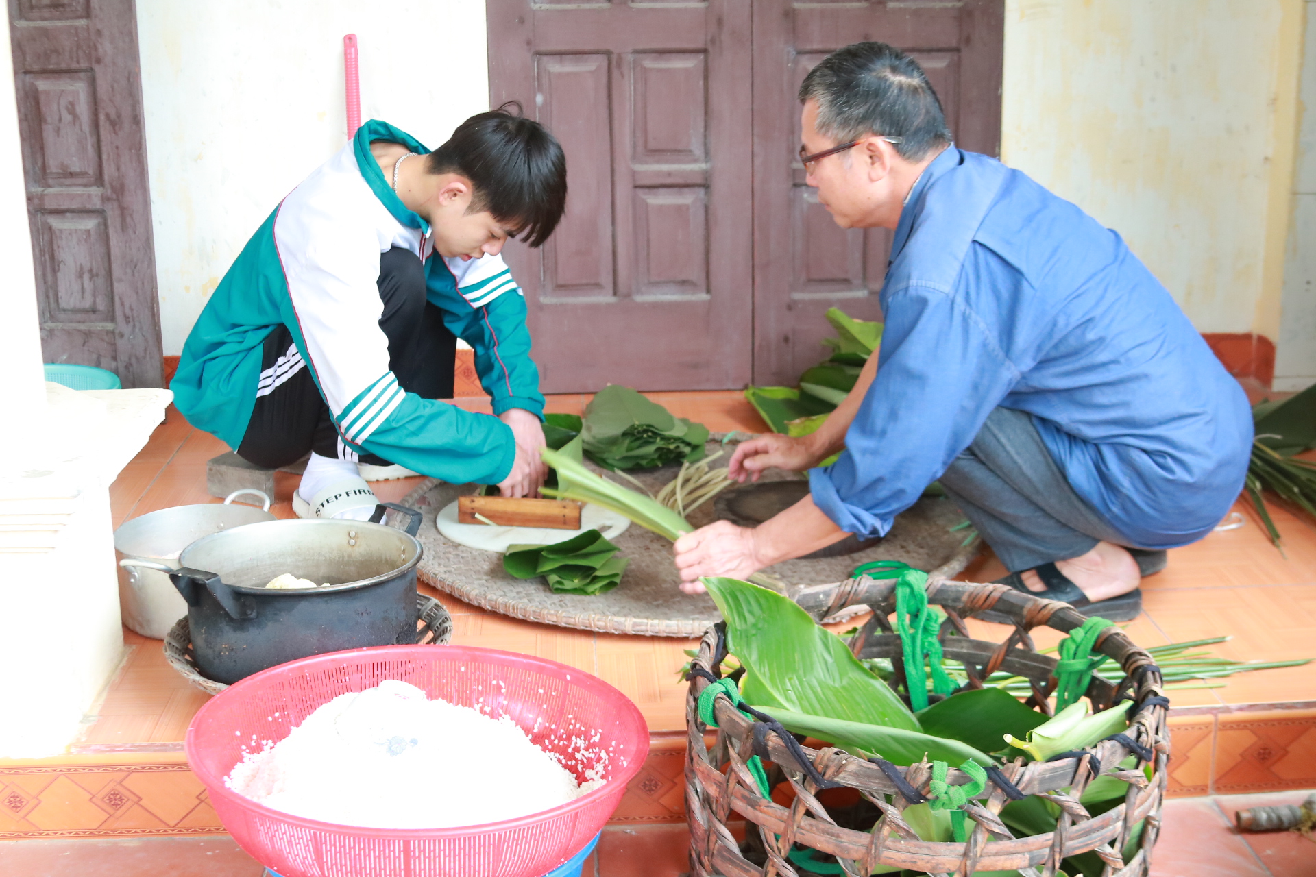 Bài dự thi Tết đoàn viên: Cùng cha xem hội Tịch Điền - Ảnh 1.