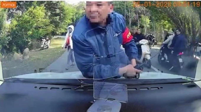 Nằm lên nắp capo xe ô tô của du khách đi Yên Tử, một nhân viên an ninh bị tạm đình chỉ - Ảnh 1.