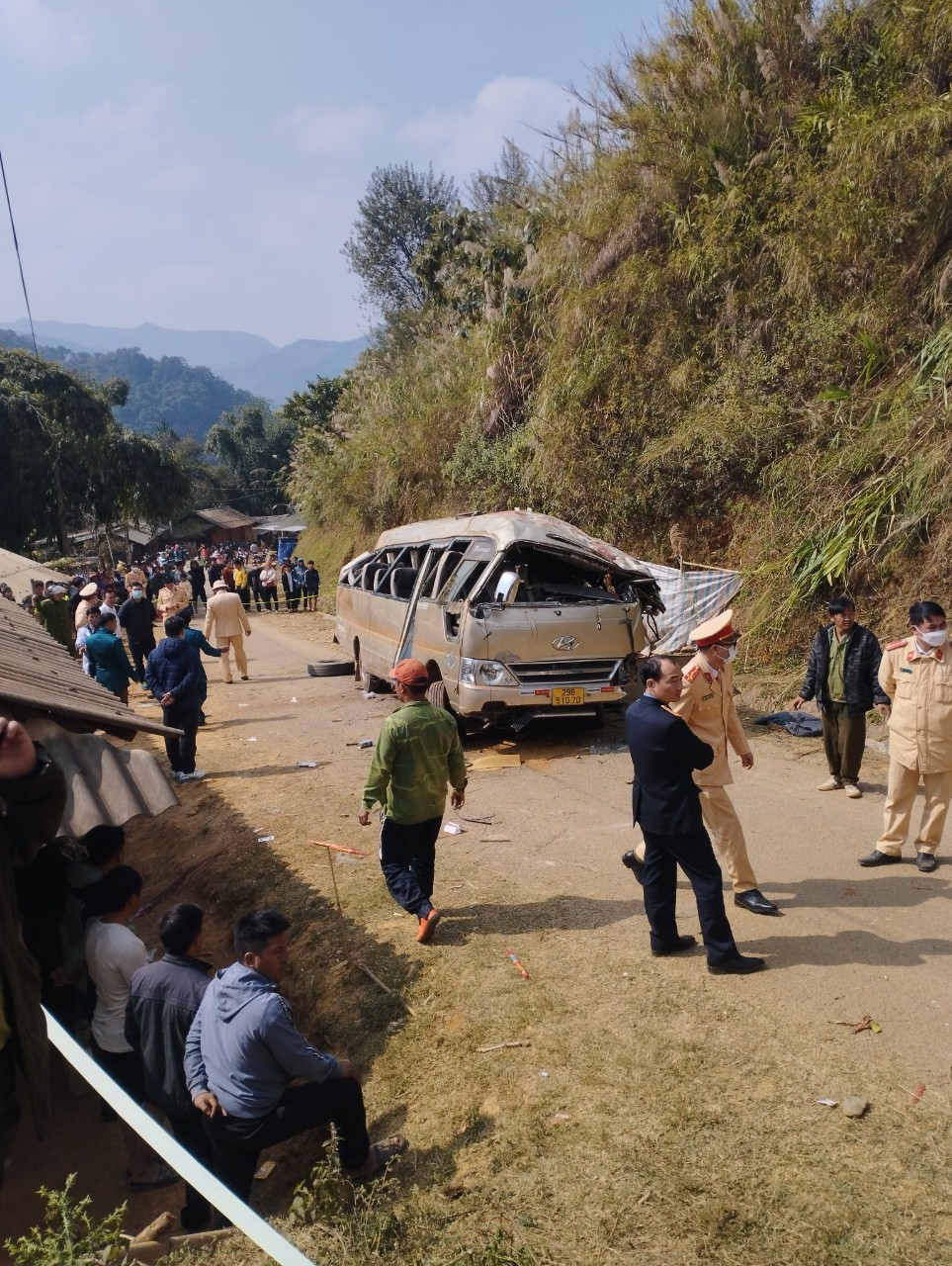 Nguyên nhân xe khách 29 chỗ chở khách đi đám cưới gặp tai nạn ở Sơn La - Ảnh 3.