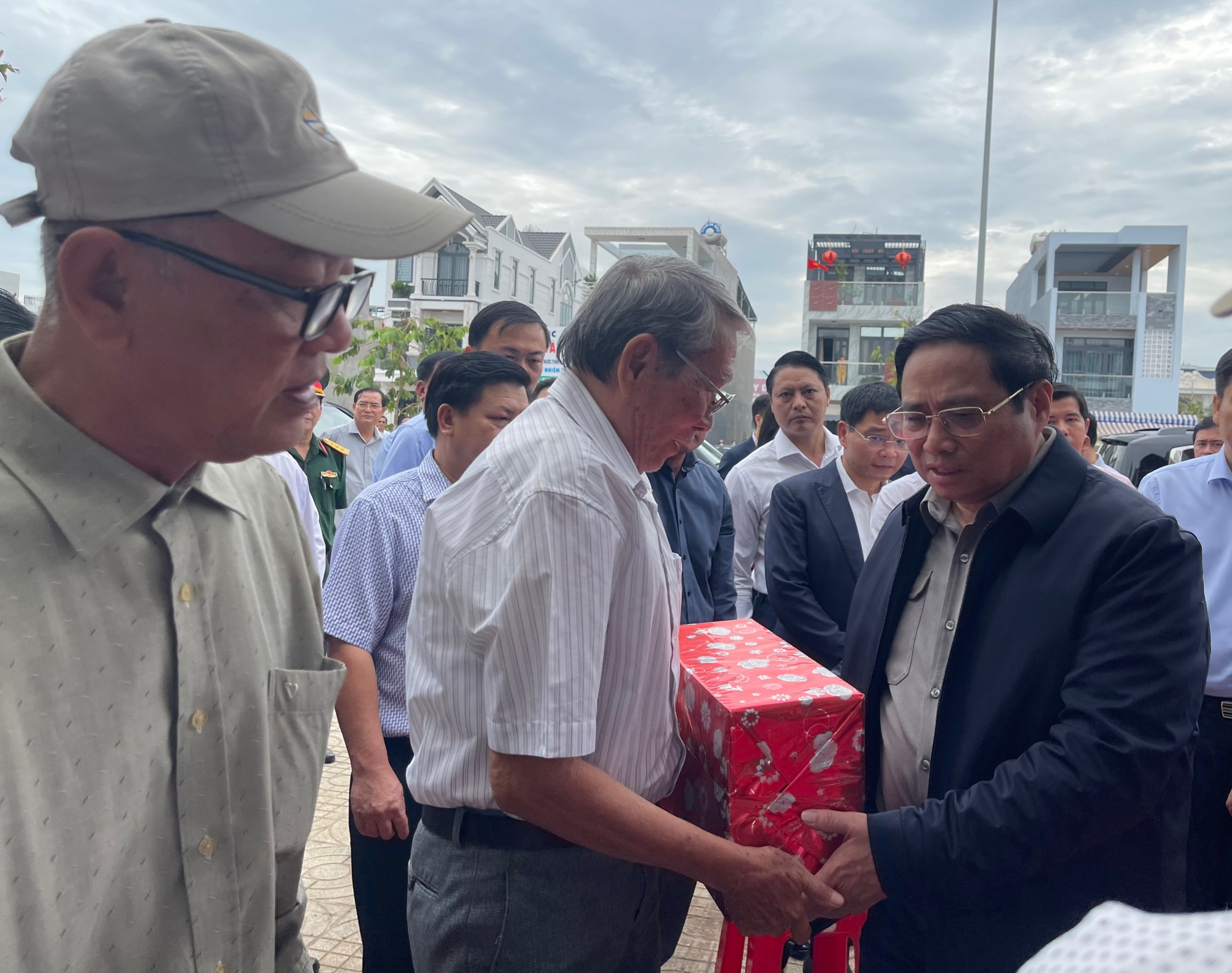 Thủ tướng Phạm Minh Chính thăm, lắng nghe nguyện vọng cư dân sân bay Long Thành - Ảnh 2.