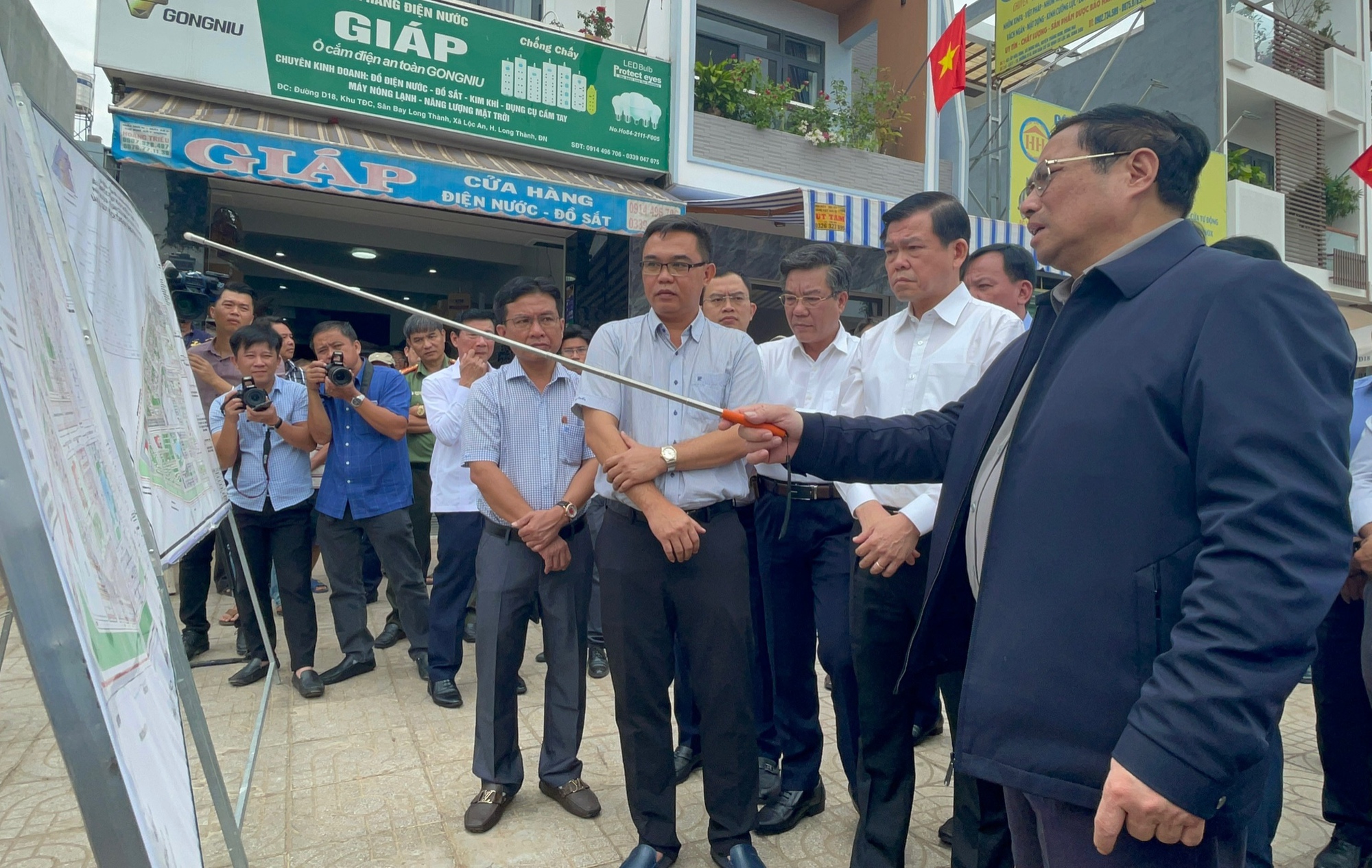 Thủ tướng Phạm Minh Chính thăm, lắng nghe nguyện vọng cư dân sân bay Long Thành - Ảnh 3.