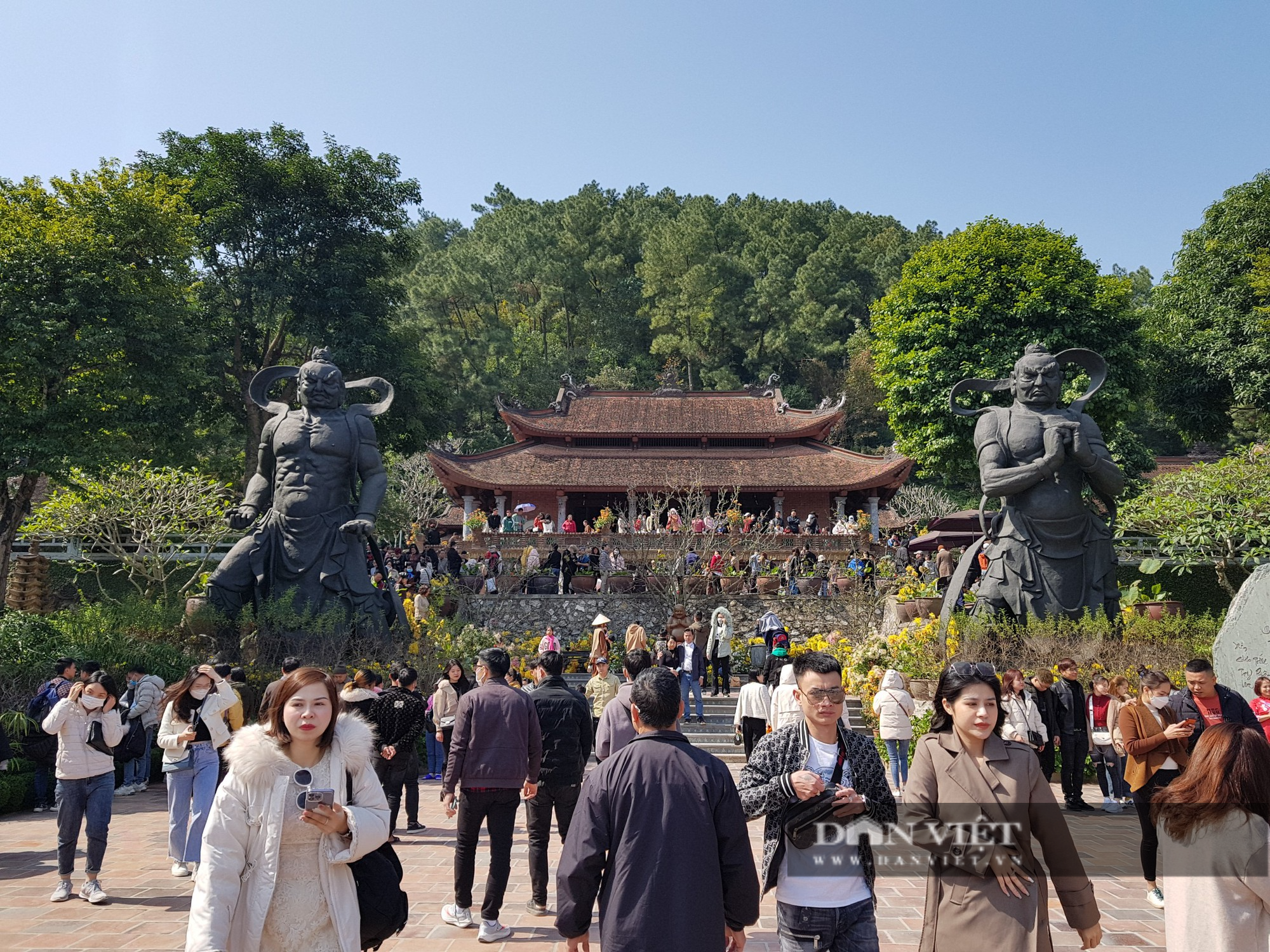 Biển người đổ về du xuân tại chùa Địa Tạng Phi Lai trong những ngày đầu xuân Quý Mão - Ảnh 1.