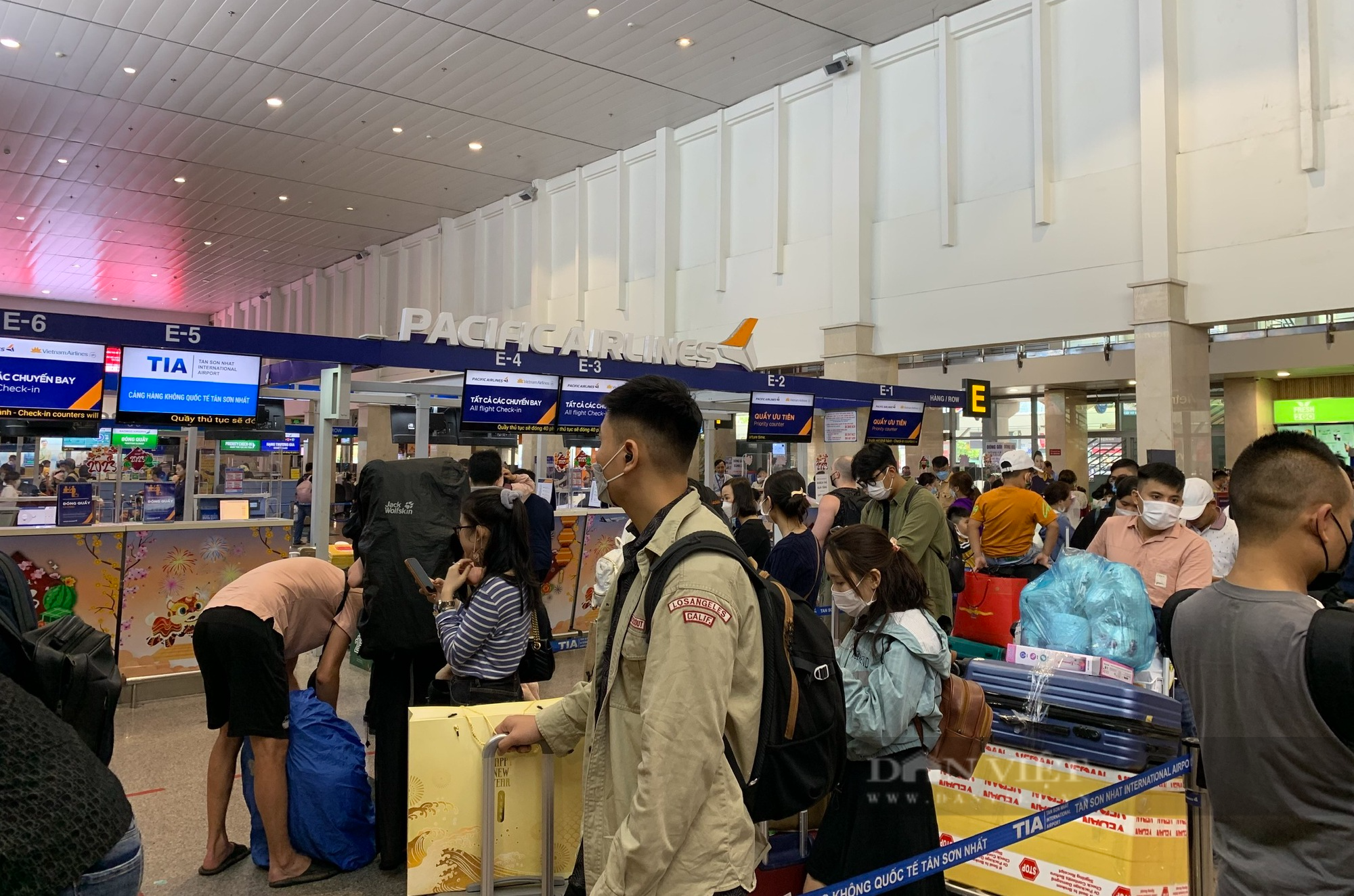 Mùng 8 Tết, sân bay Tân Sơn Nhất tiếp tục đón khách &quot;khủng&quot; - Ảnh 1.