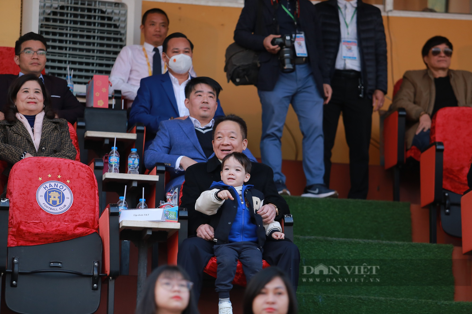 Hoa hậu Đỗ Mỹ Linh cùng chồng ăn mừng khi Hà Nội FC chiến thắng trước Hải Phòng - Ảnh 5.