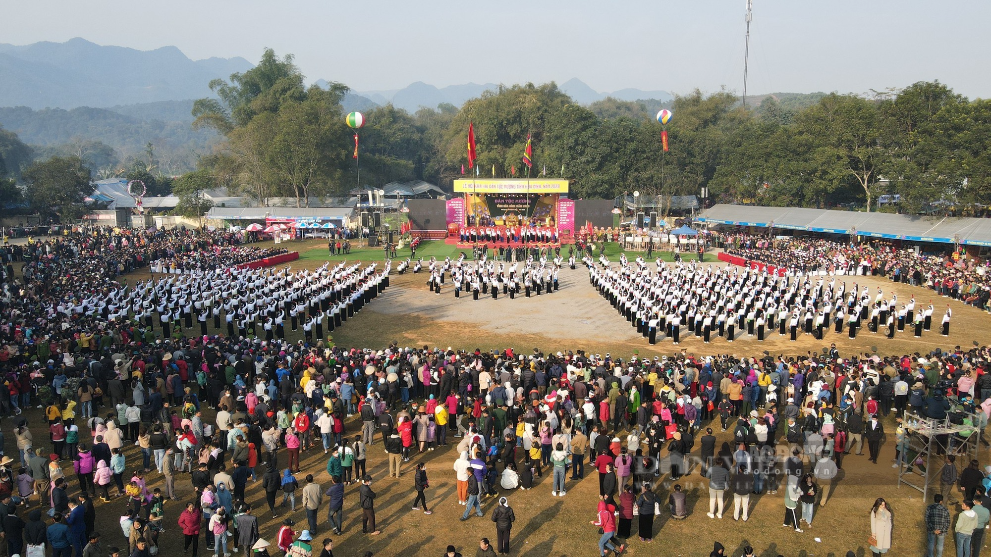  Lễ hội Khai hạ dân tộc Mường Hoà Bình thu hút hàng nghìn người tham gia - Ảnh 1.