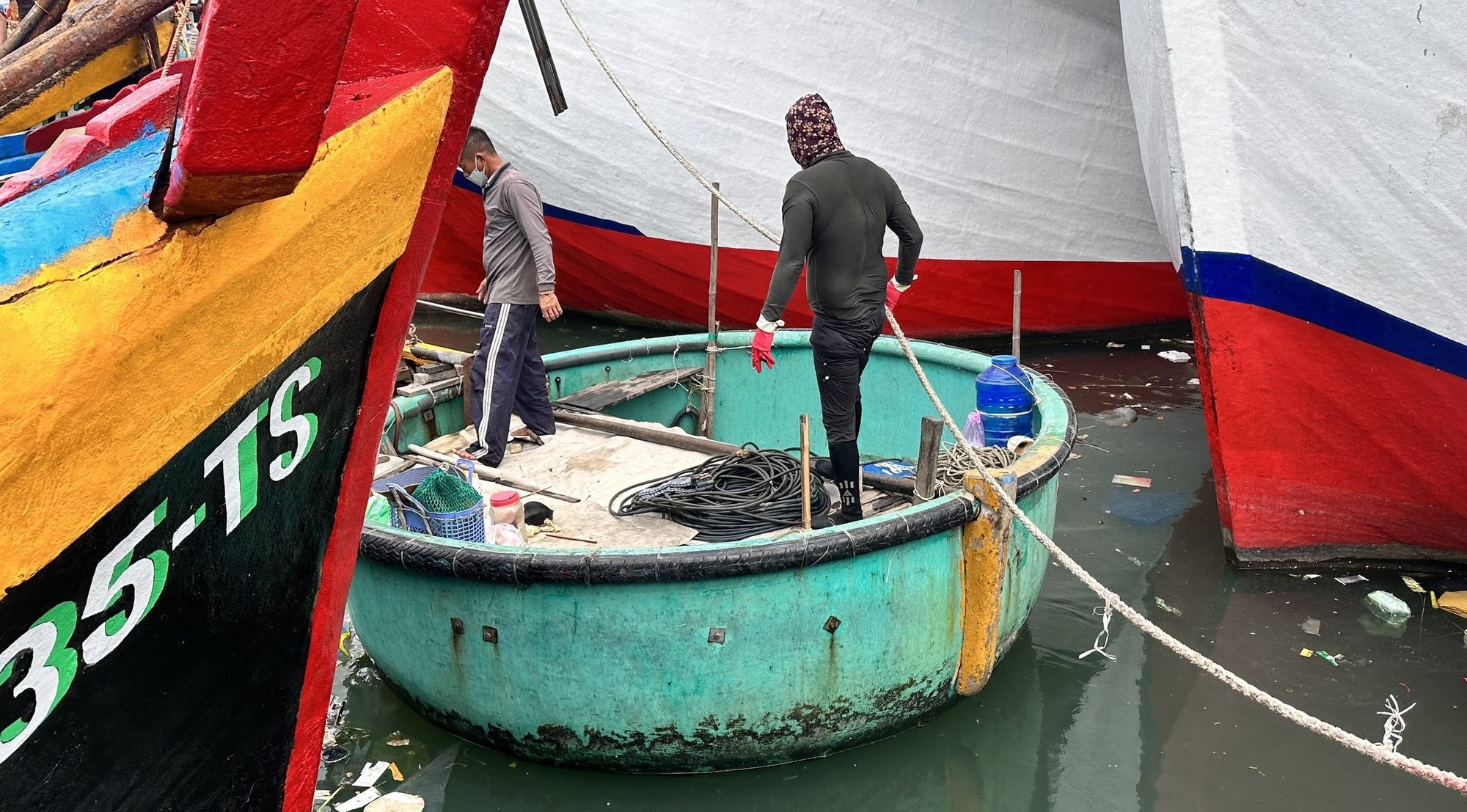 Hàng chục thợ lặn tìm kiếm nhân viên bảo vệ nghi lọt xuống biển ở Bình Thuận - Ảnh 1.