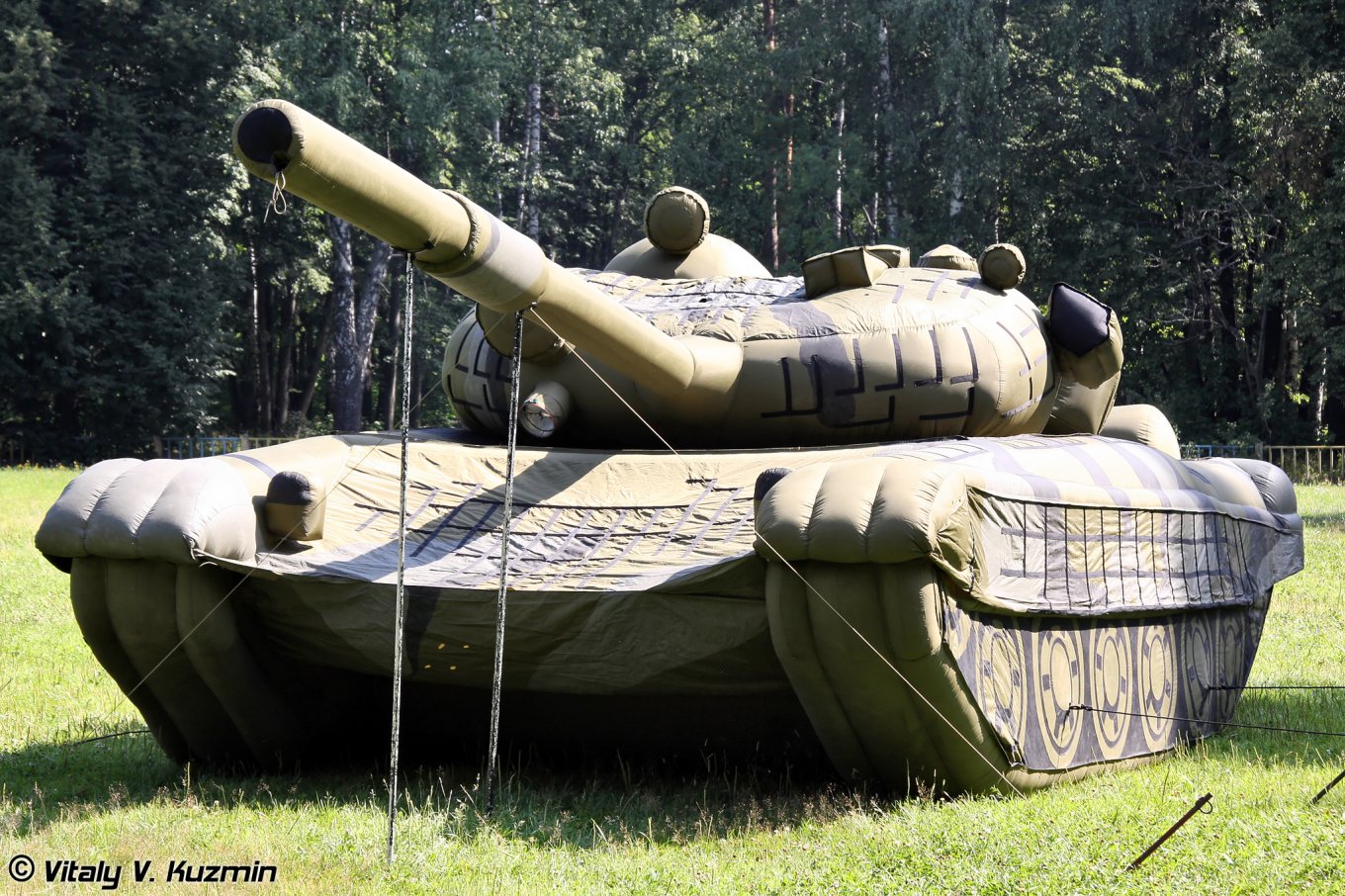 Nga tung 'đội quân cao su' đặc biệt vào chiến trường để đánh lừa Ukraine nhưng gặp sự cố bất ngờ - Ảnh 2.