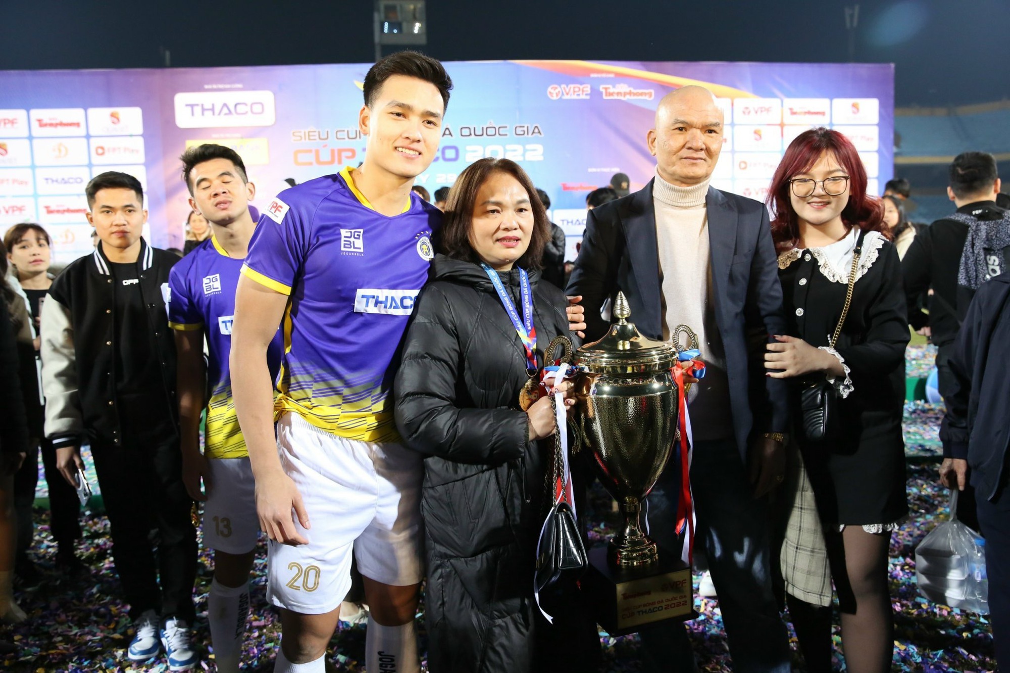 Dàn sao Hà Nội ăn mừng chức vô địch với người thân - Ảnh 8.