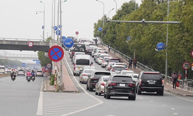 Hết Tết, sân bay Nội Bài và Tân Sơn Nhất vẫn đông nghịt khách - Ảnh 18.