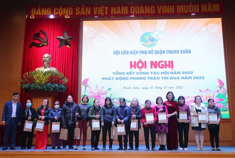  Trao tặng hàng nghìn chiếc áo dài cho hội viên, phụ nữ, nữ sinh có hoàn cảnh khó khăn trong dịp Tết Quý Mão - Ảnh 1.