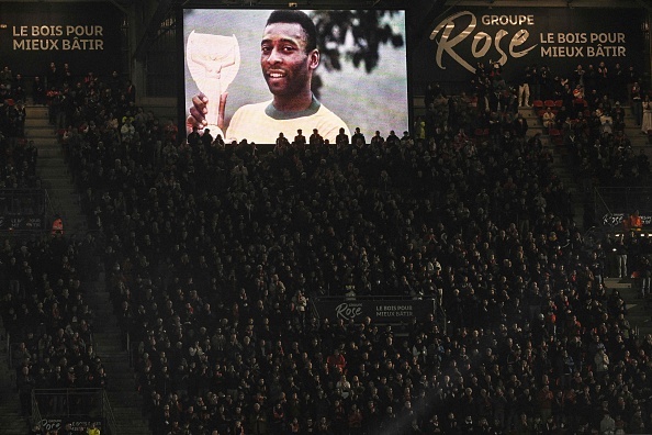 Dòng người lặng lẽ dự tang lễ &quot;Vua bóng đá&quot; Pele - Ảnh 10.