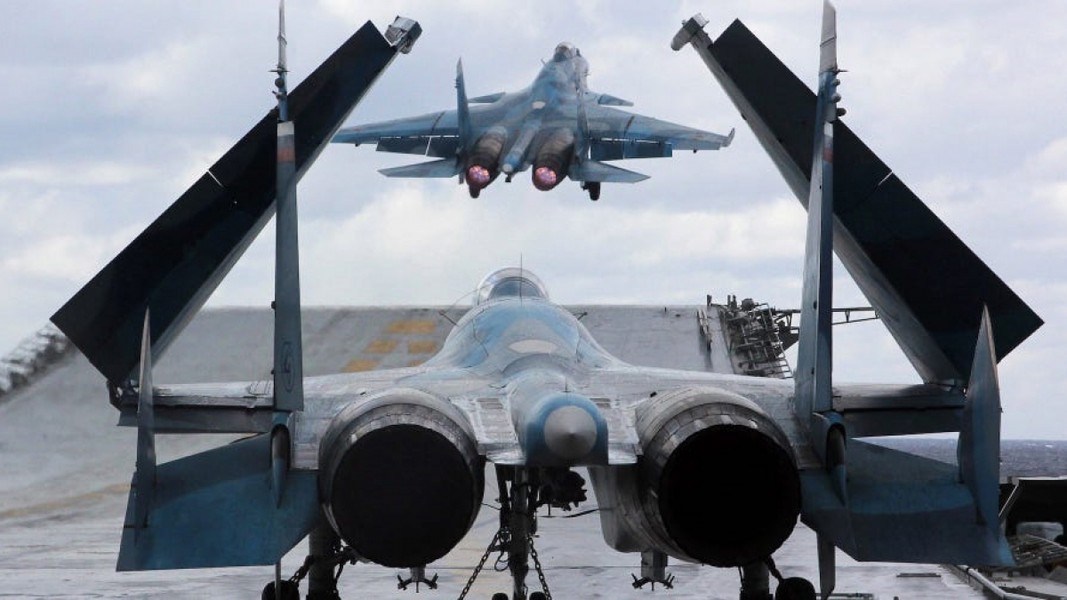 Ảnh tiêm kích hạm Su-33 phiên bản Flanker kỳ lạ nhất mà Nga từng chế tạo - Ảnh 3.