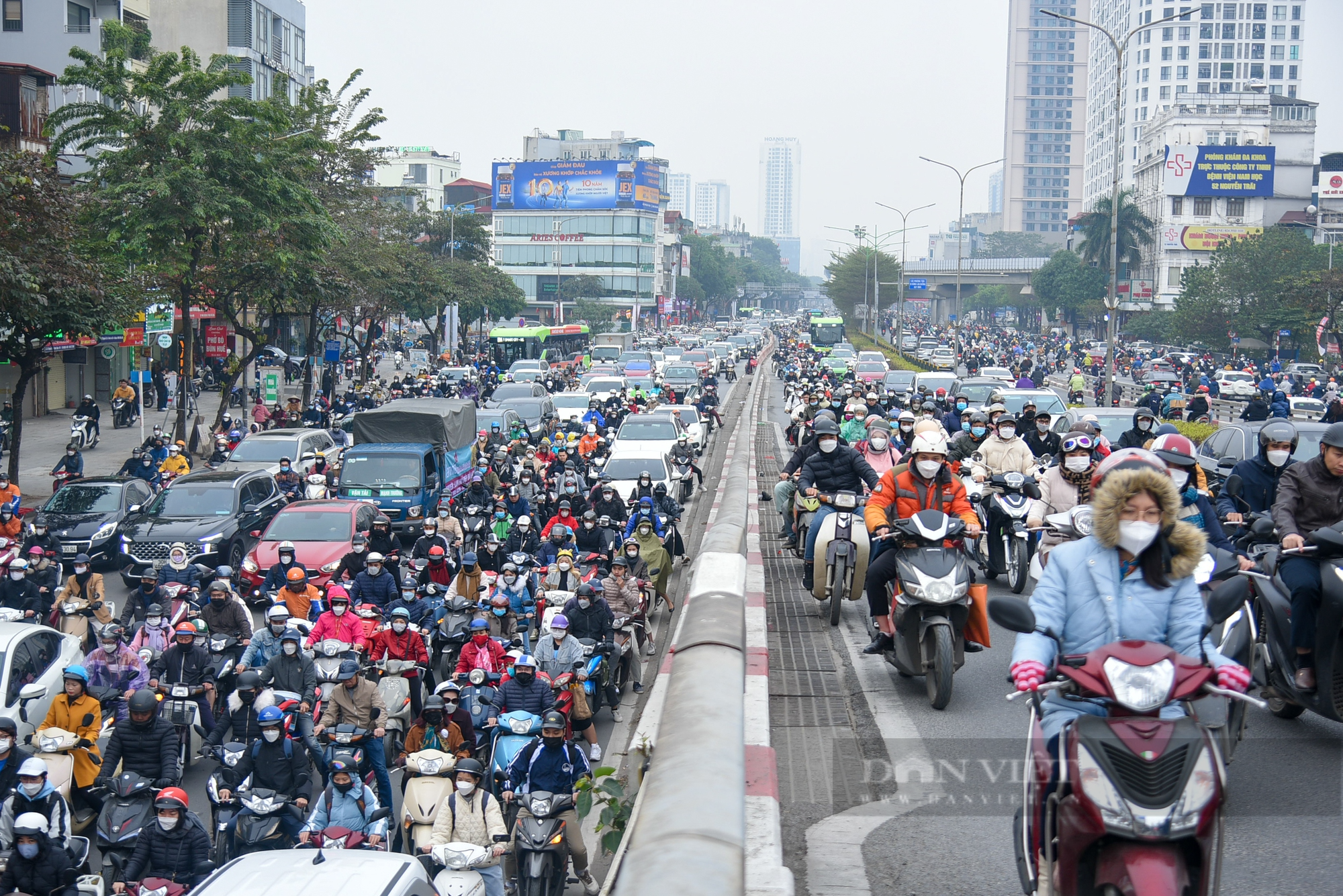 Ngày đầu đi làm sau kỳ nghỉ Tết, người Hà Nội chật vật trong cảnh tắc đường - Ảnh 1.