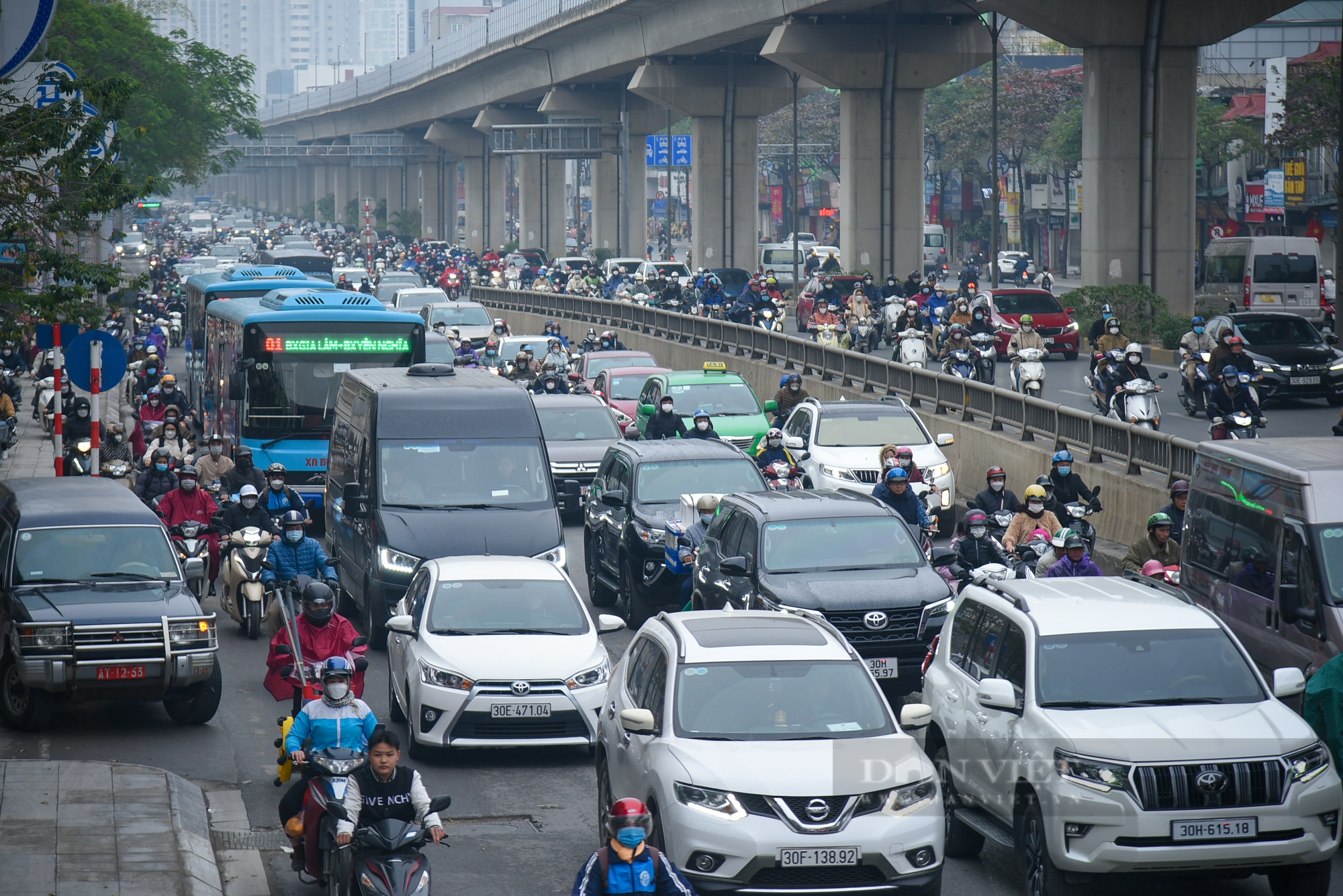 Ngày đầu đi làm sau kỳ nghỉ Tết, người Hà Nội chật vật trong cảnh tắc đường - Ảnh 2.