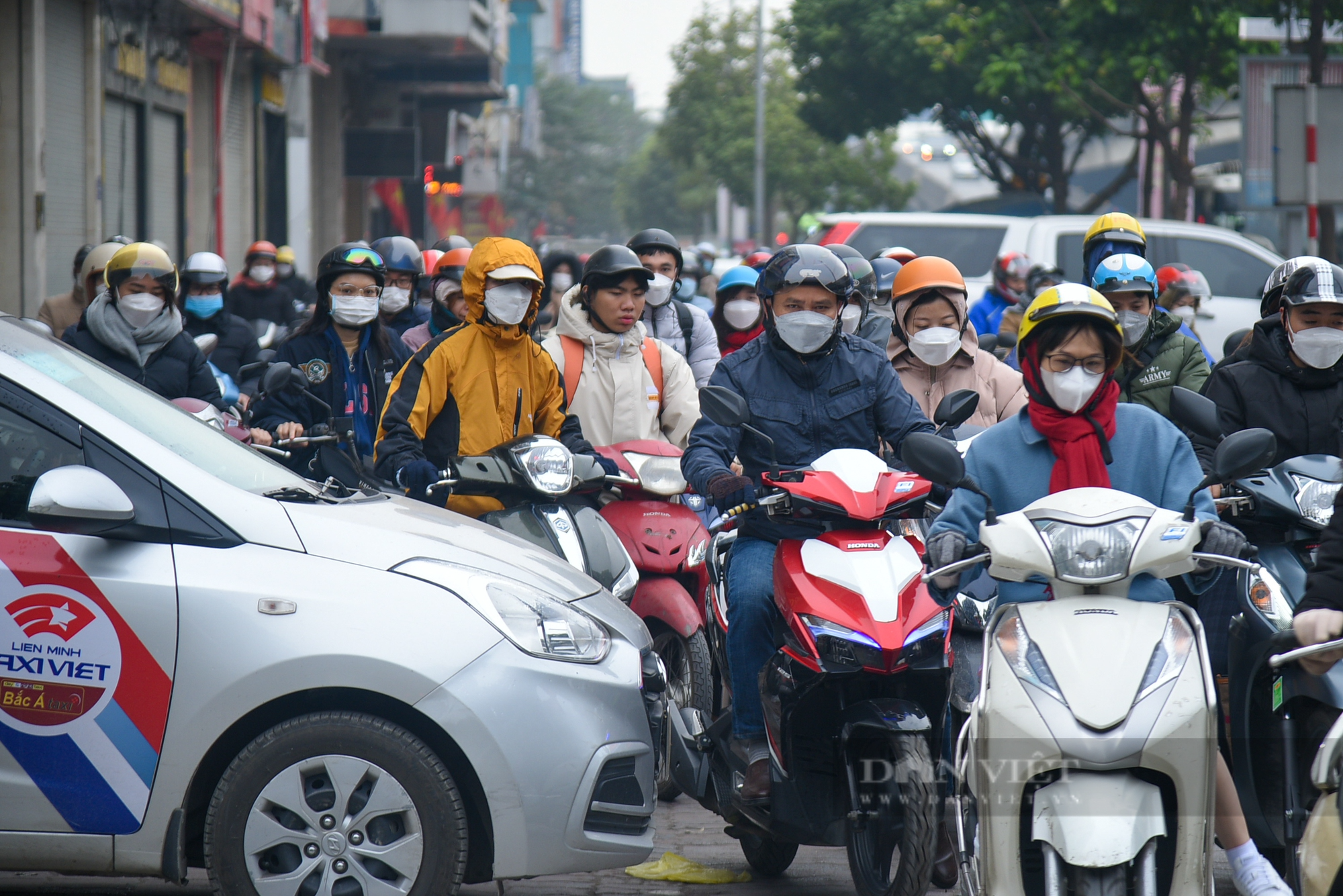 Ngày đầu đi làm sau kỳ nghỉ Tết, người Hà Nội chật vật trong cảnh tắc đường - Ảnh 6.