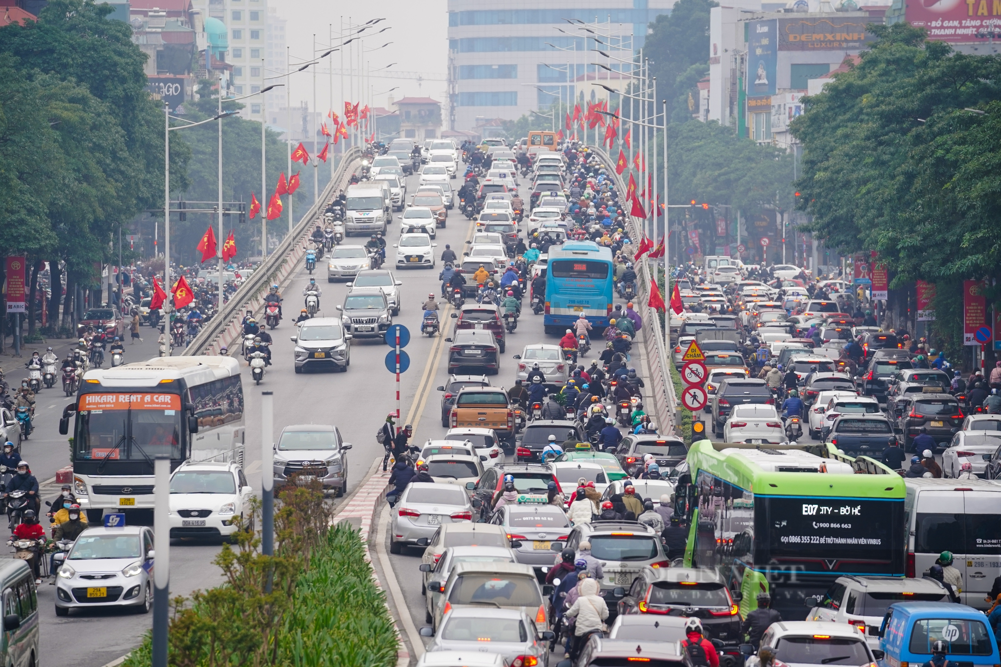 Ngày đầu đi làm sau kỳ nghỉ Tết, người Hà Nội chật vật trong cảnh tắc đường - Ảnh 11.