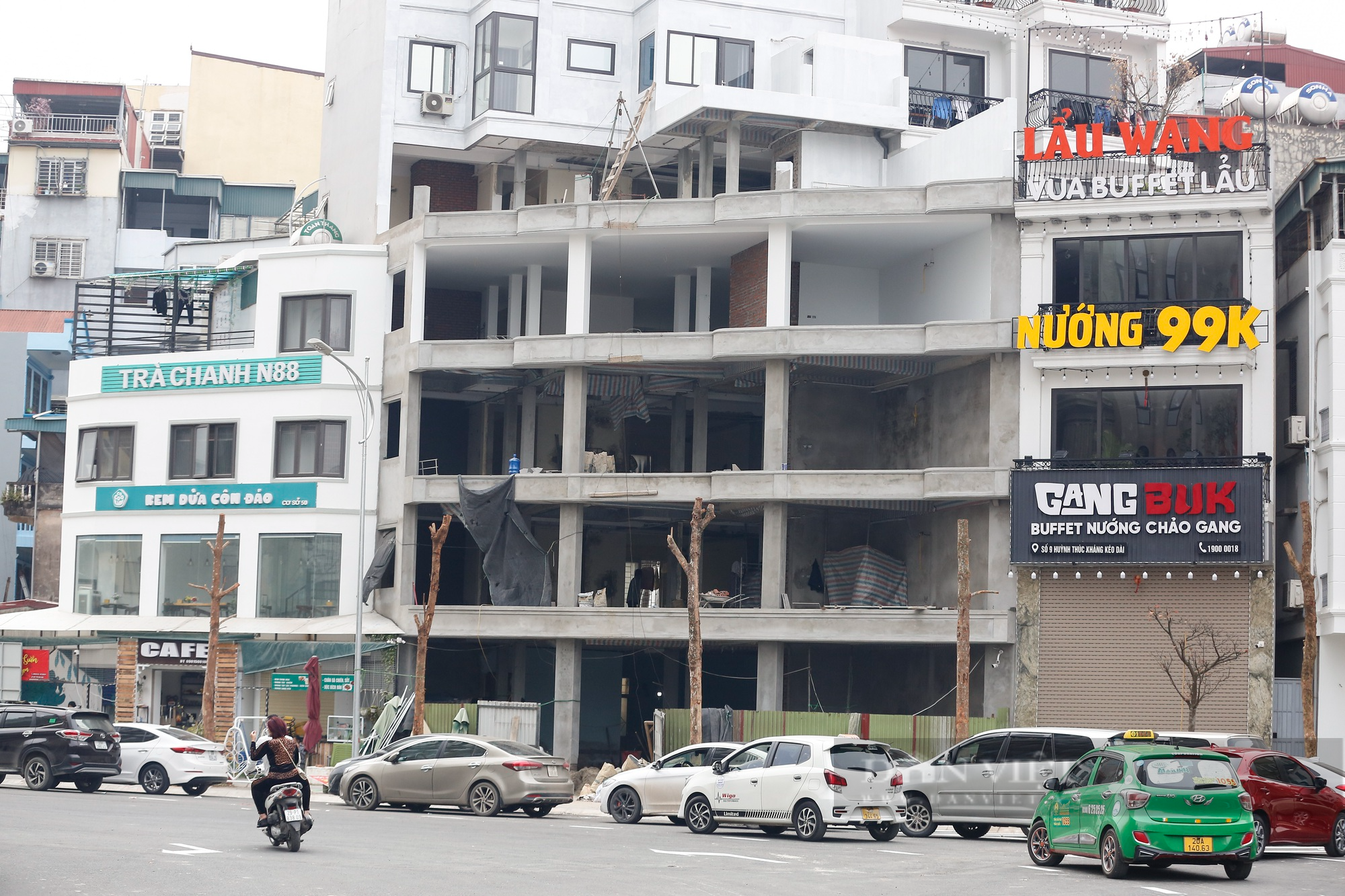 Hà Nội: Giá nhà bỗng dưng tăng vọt, người dân tất bật sửa sang nhà cửa để kinh doanh - Ảnh 2.