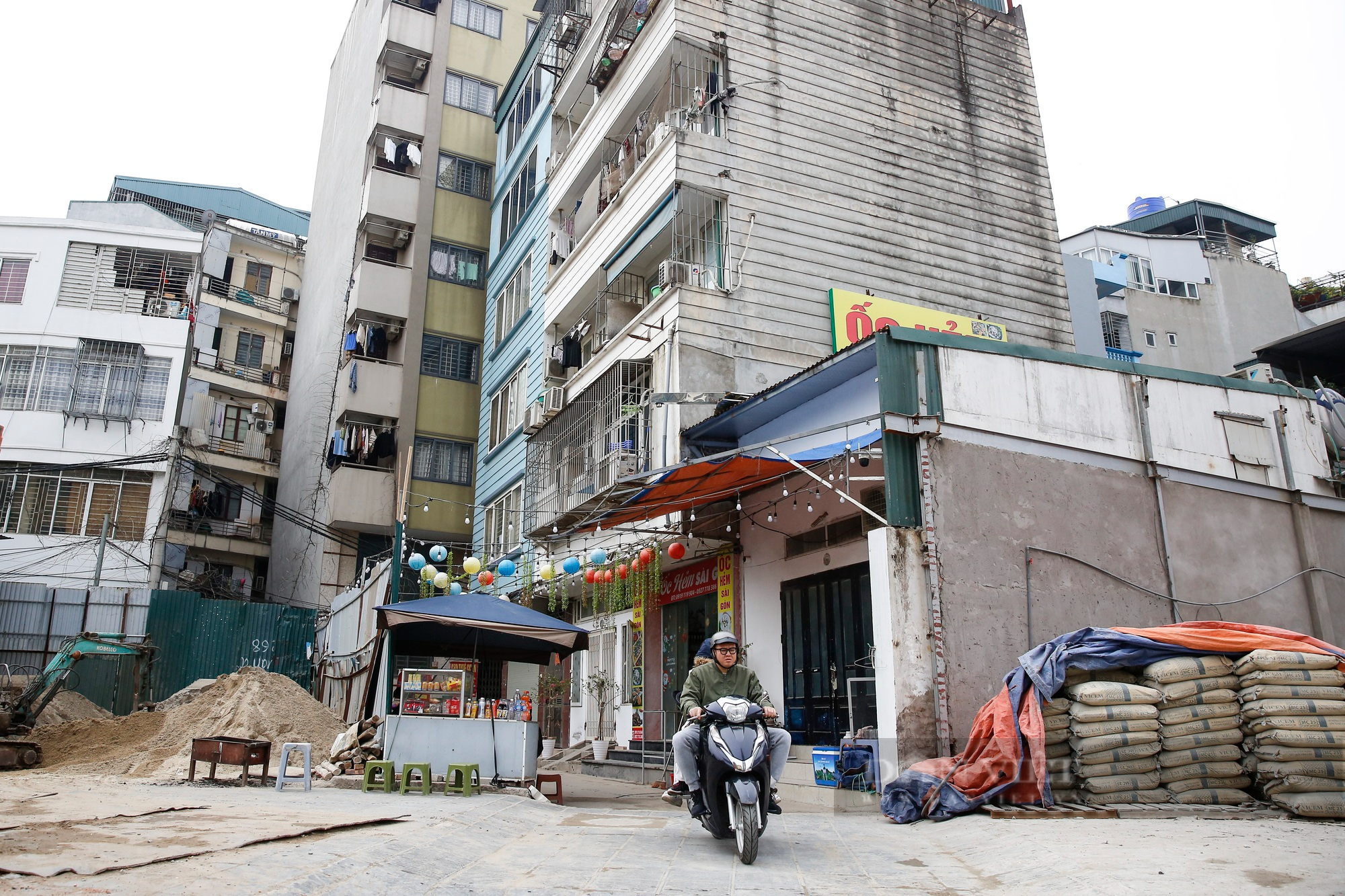 Hà Nội: Giá nhà bỗng dưng tăng vọt, người dân tất bật sửa sang nhà cửa để kinh doanh - Ảnh 9.