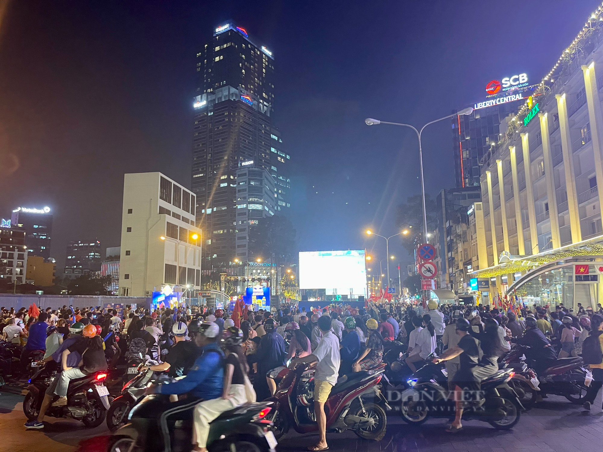 Người hâm mộ Sài Gòn mở hội mừng ĐT Việt Nam vào bán kết AFF Cup - Ảnh 1.