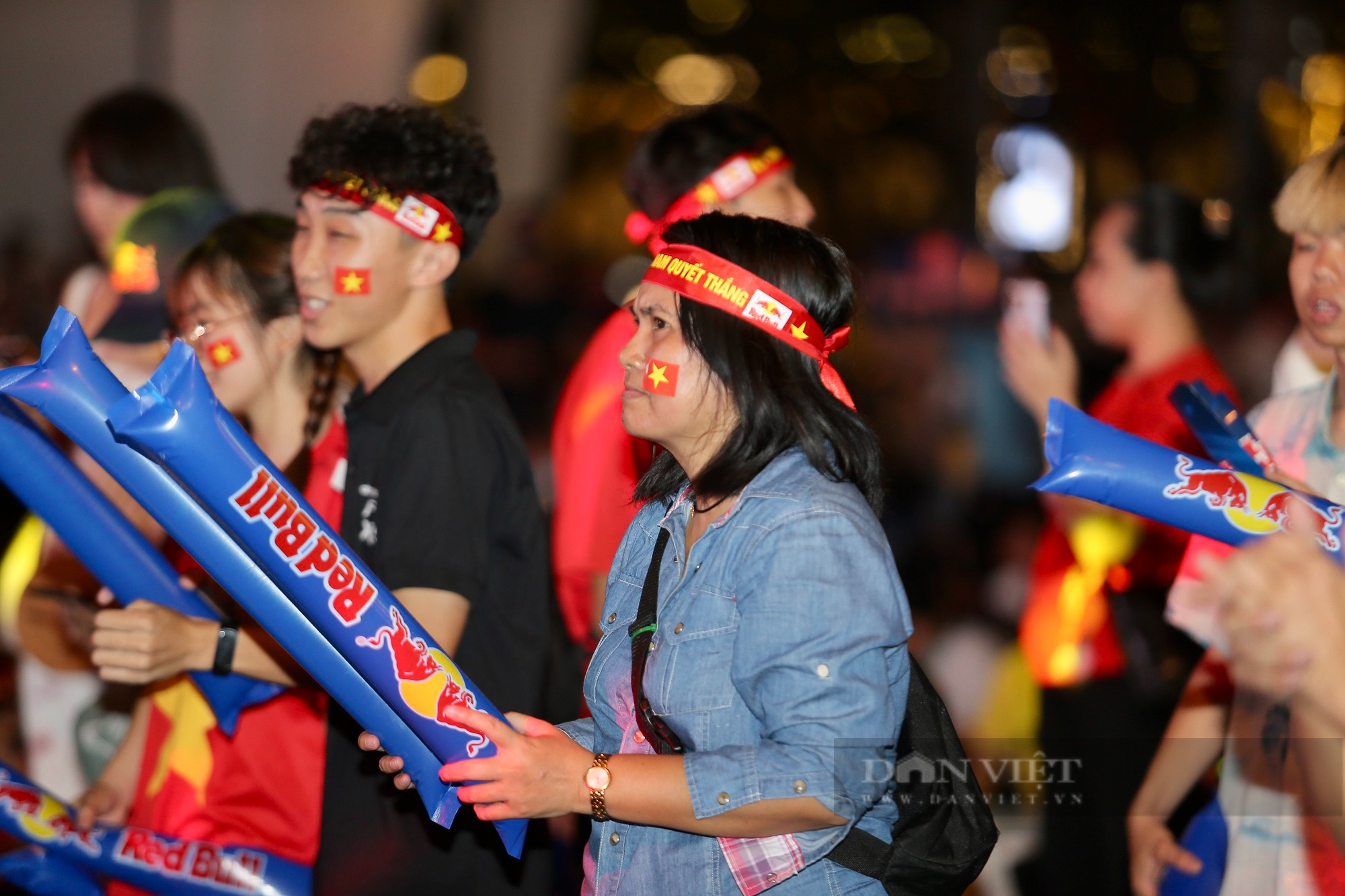 Người hâm mộ Sài Gòn mở hội mừng ĐT Việt Nam vào bán kết AFF Cup - Ảnh 3.