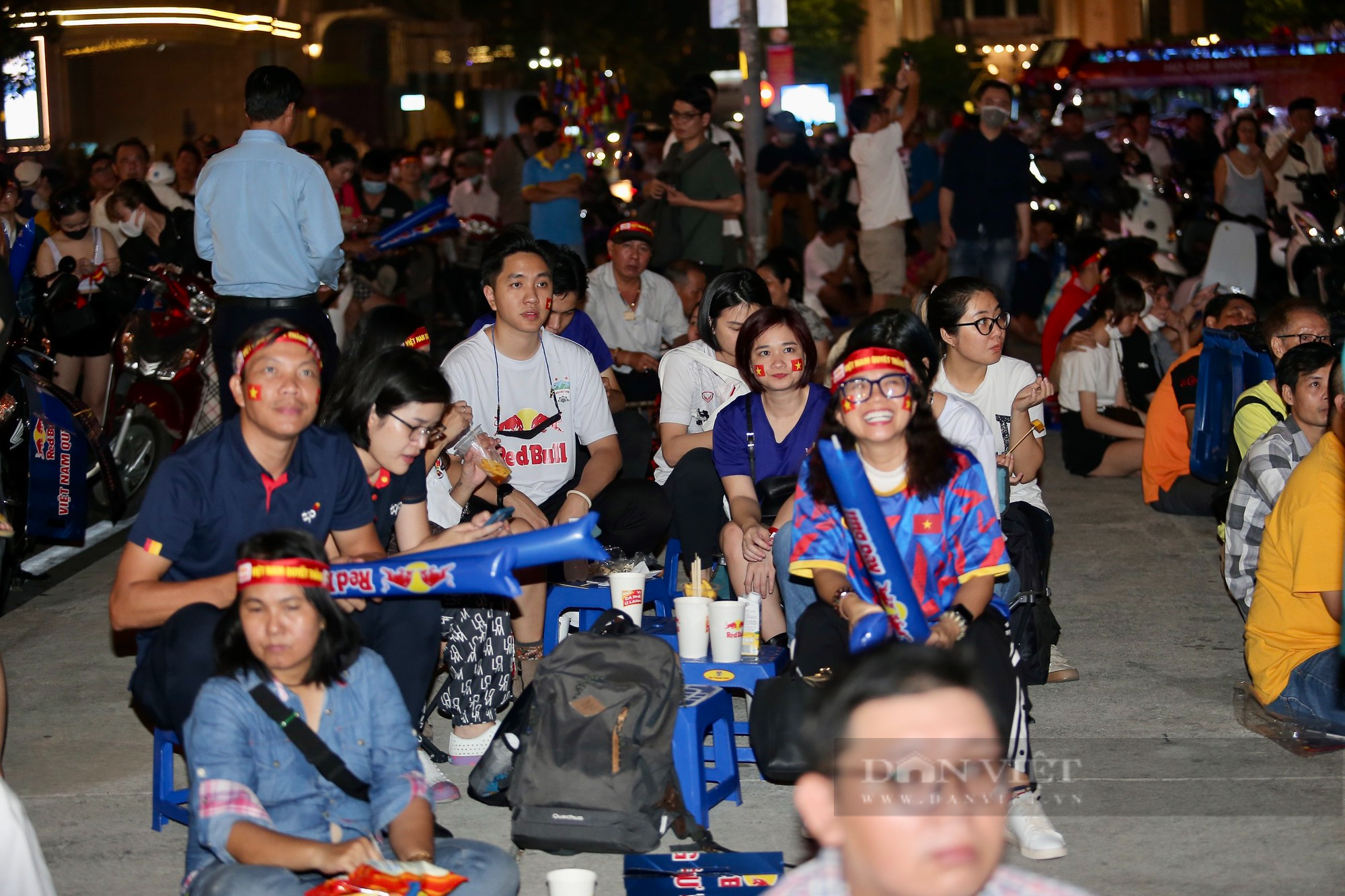 Người hâm mộ Sài Gòn mở hội mừng ĐT Việt Nam vào bán kết AFF Cup - Ảnh 4.