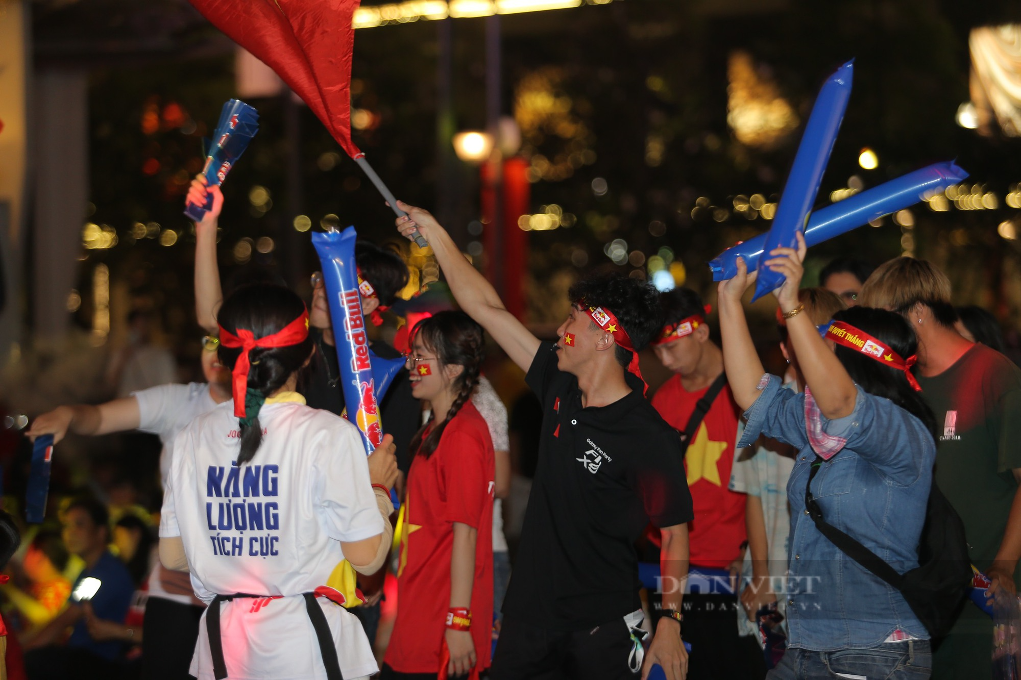 Người hâm mộ Sài Gòn mở hội mừng ĐT Việt Nam vào bán kết AFF Cup - Ảnh 13.