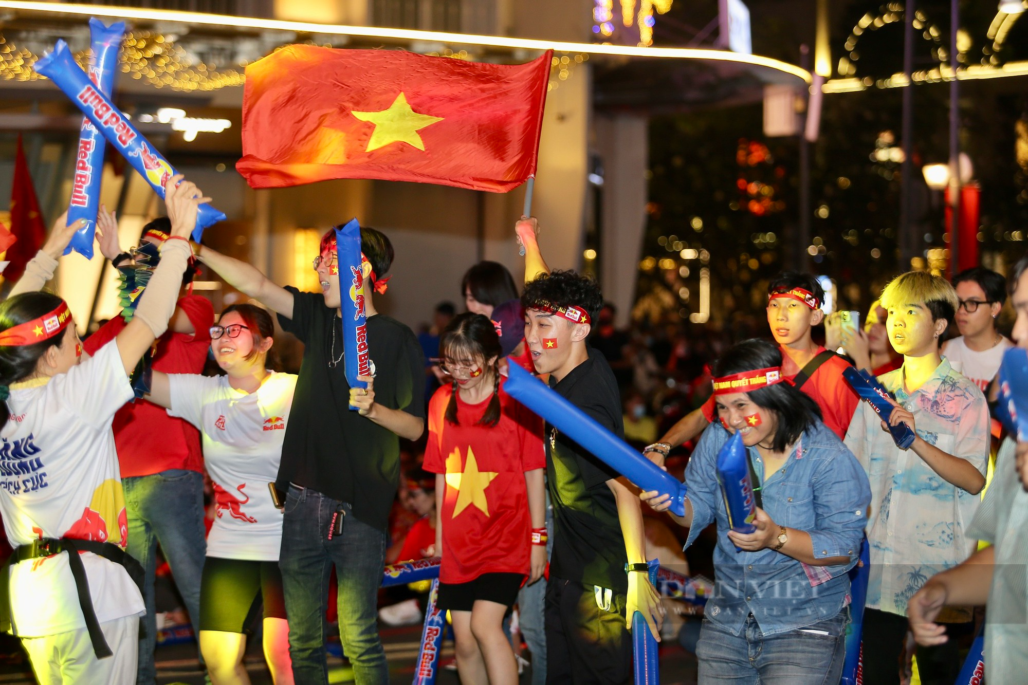 Người hâm mộ Sài Gòn mở hội mừng ĐT Việt Nam vào bán kết AFF Cup - Ảnh 14.