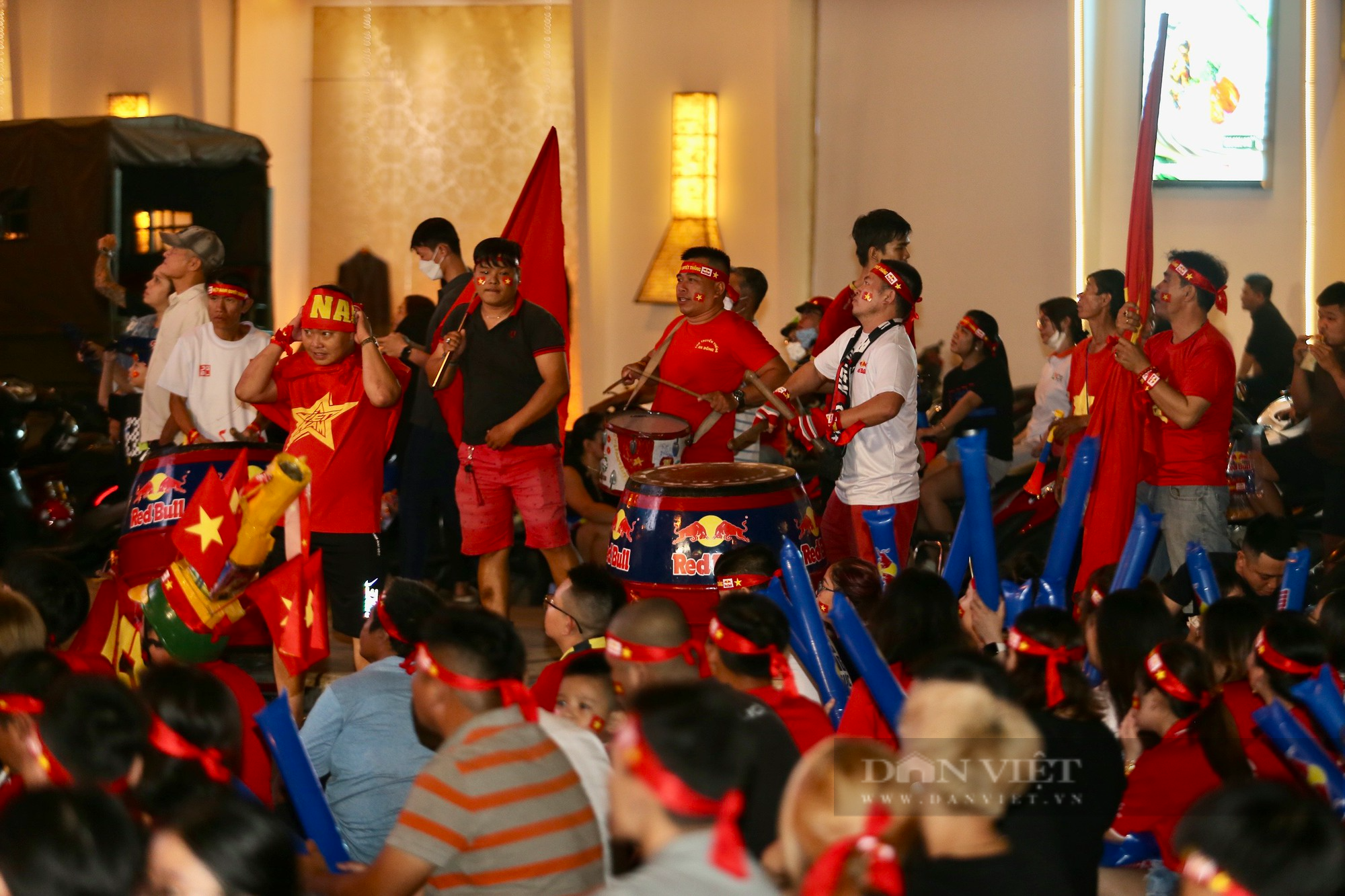 Người hâm mộ Sài Gòn mở hội mừng ĐT Việt Nam vào bán kết AFF Cup - Ảnh 15.