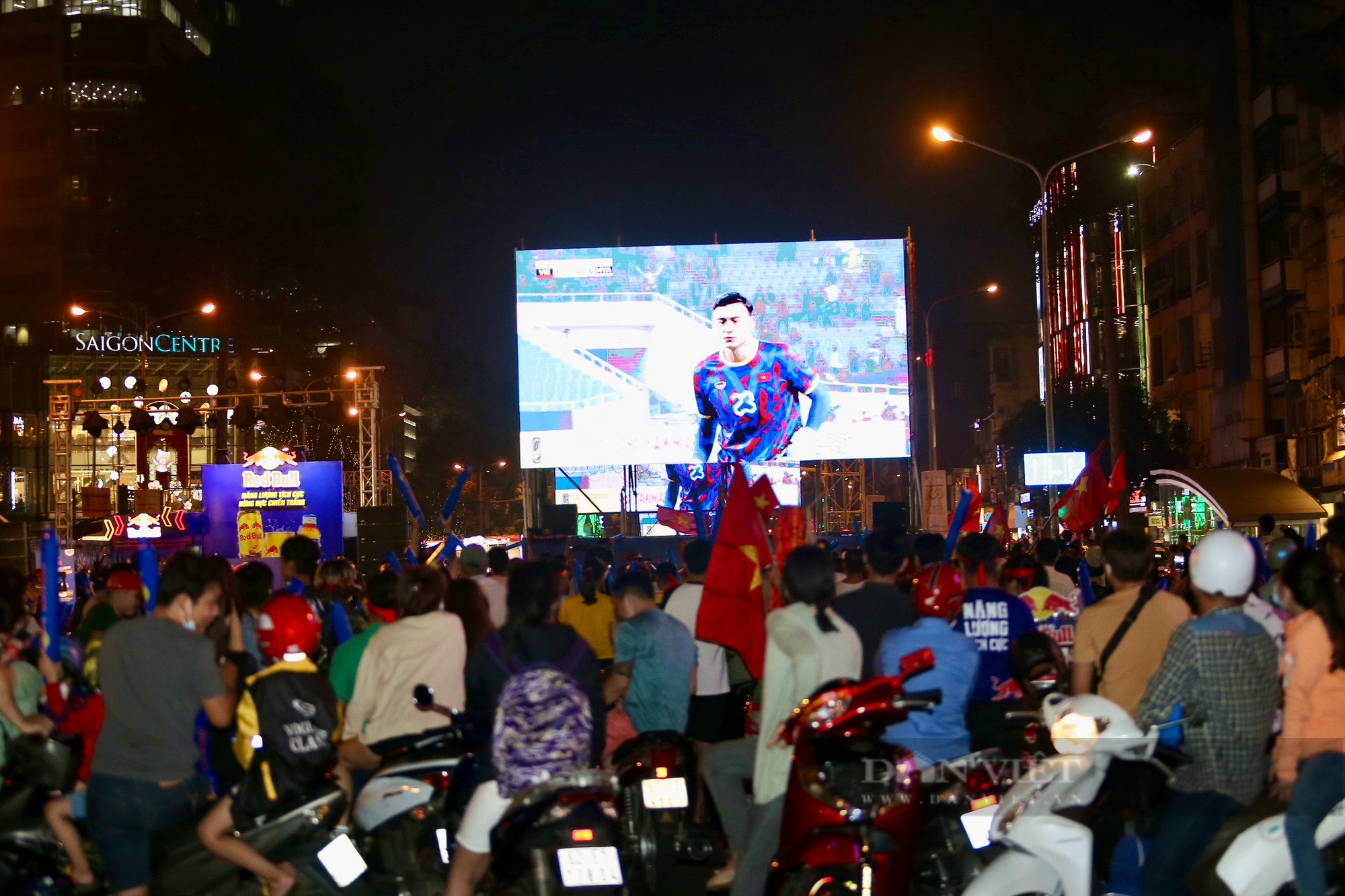 Người hâm mộ Sài Gòn mở hội mừng ĐT Việt Nam vào bán kết AFF Cup - Ảnh 16.