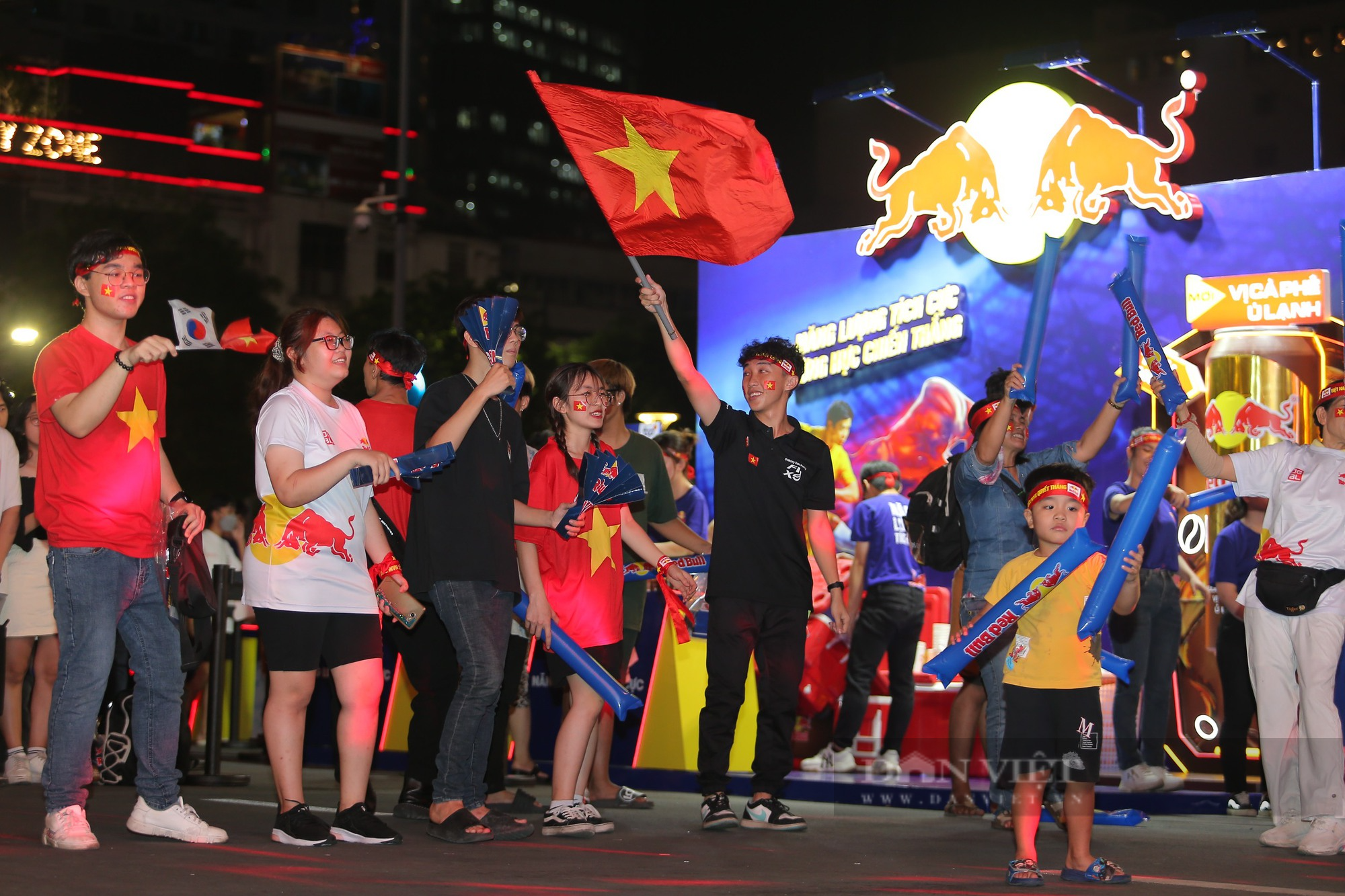 Người hâm mộ Sài Gòn mở hội mừng ĐT Việt Nam vào bán kết AFF Cup - Ảnh 18.