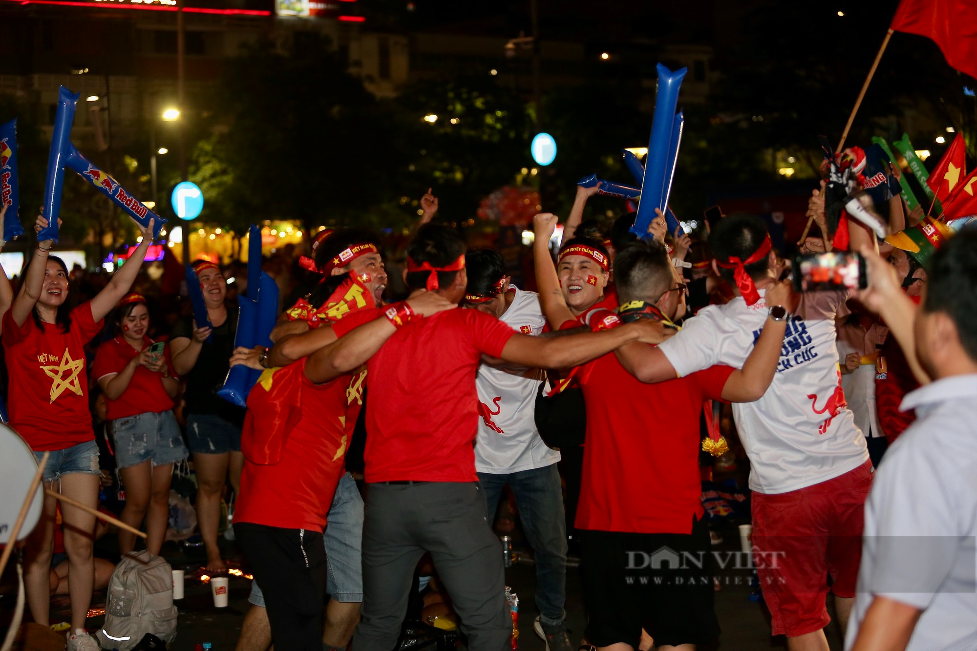 Người hâm mộ Sài Gòn mở hội mừng ĐT Việt Nam vào bán kết AFF Cup - Ảnh 20.