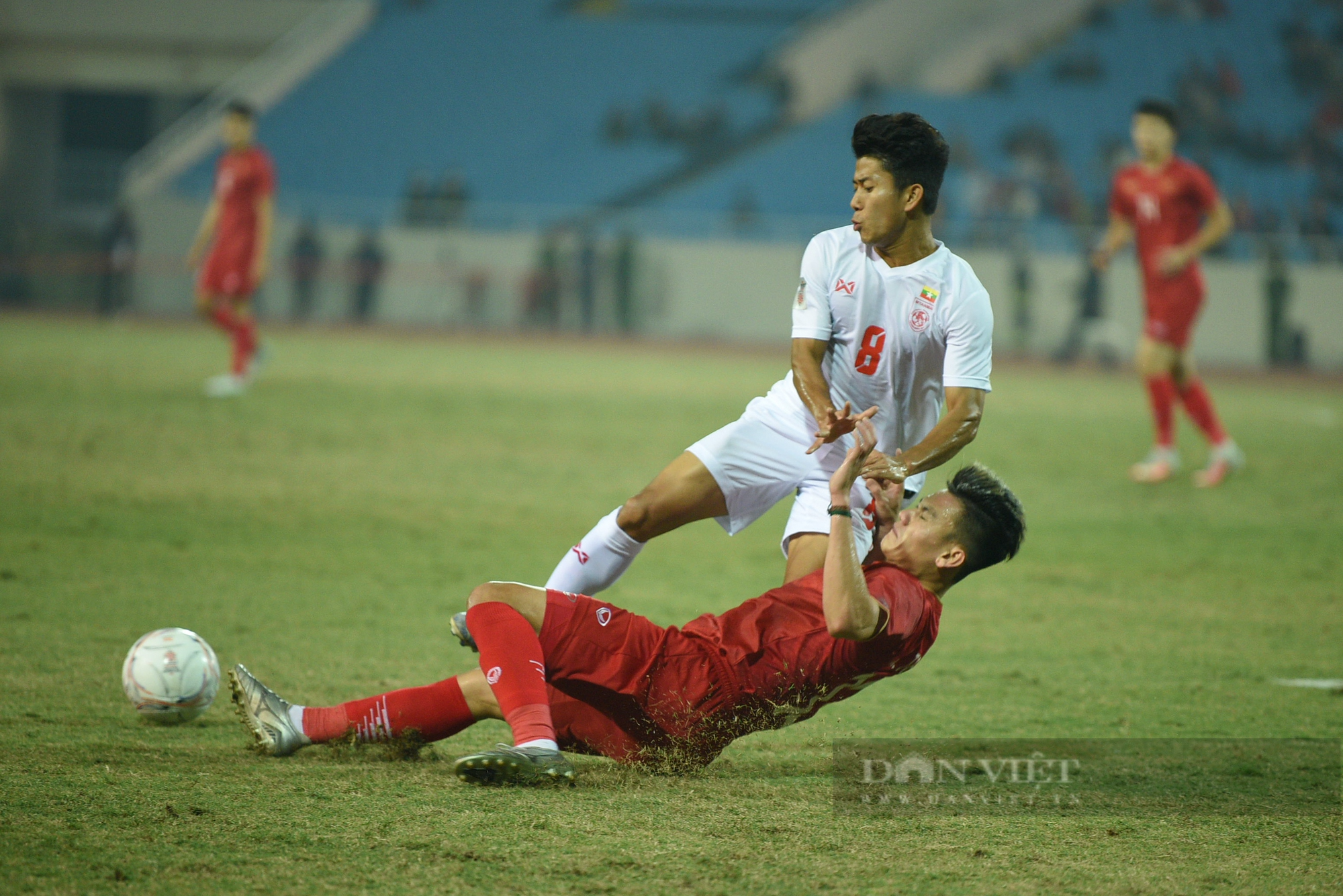 Châu Ngọc Quang ghi siêu phẩm giúp tuyển Việt Nam giành vé vào bán kết AFF Cup 2022 - Ảnh 9.
