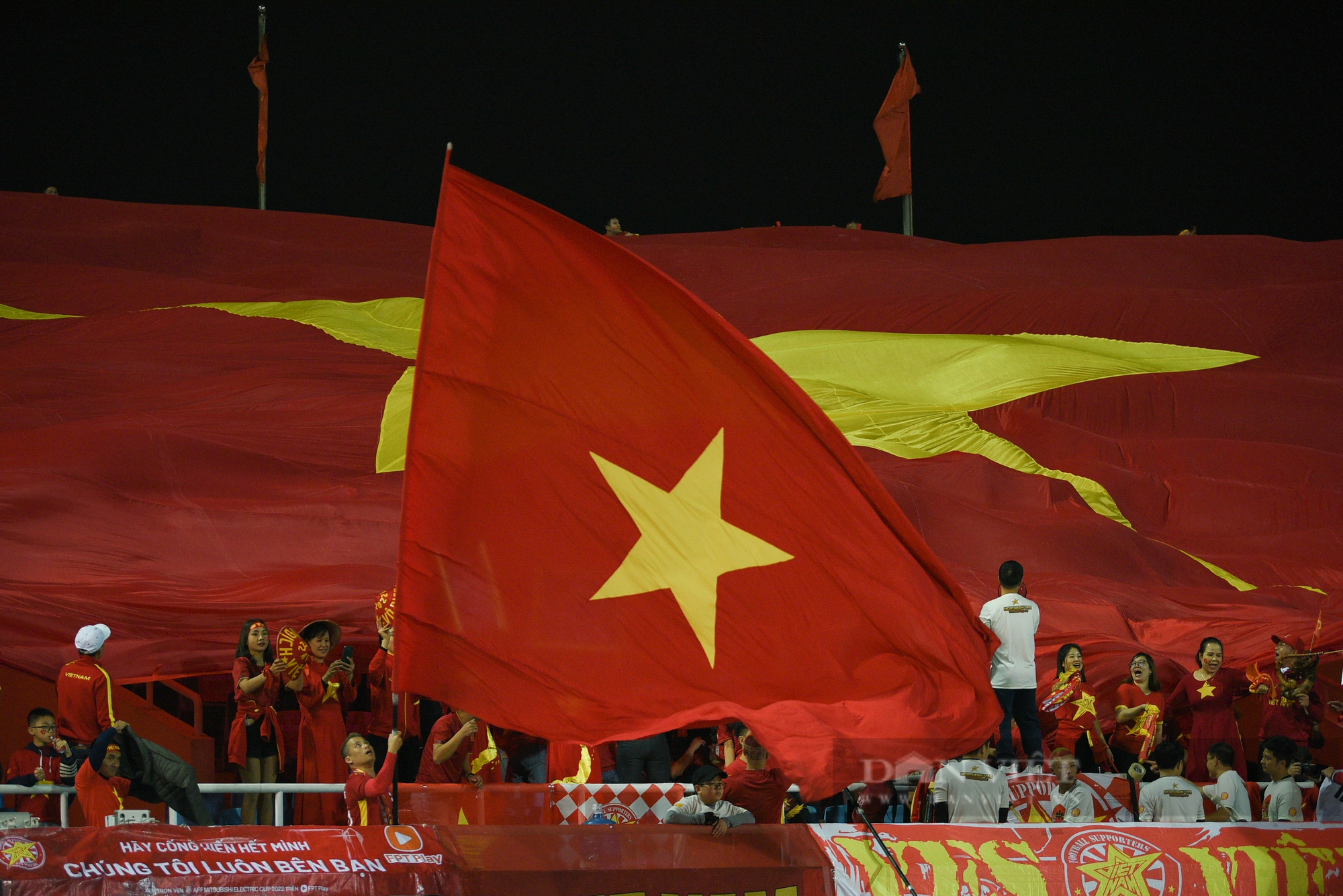 Châu Ngọc Quang ghi siêu phẩm giúp tuyển Việt Nam giành vé vào bán kết AFF Cup 2022 - Ảnh 13.