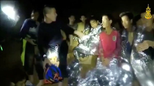 Đội bóng 'nhí' Thái Lan sống sót sau 17 ngày kẹt trong hang động ngập lụt không thức ăn thế nào? - Ảnh 2.