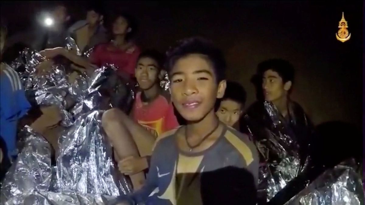 Đội bóng 'nhí' Thái Lan sống sót sau 17 ngày kẹt trong hang động ngập lụt không thức ăn thế nào? - Ảnh 1.