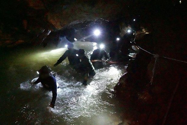 Đội bóng 'nhí' Thái Lan sống sót sau 17 ngày kẹt trong hang động ngập lụt không thức ăn thế nào? - Ảnh 3.