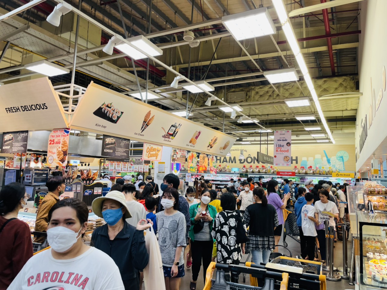 Người dân TP HCM đổ xô vào siêu thị mua gạo nếp, bánh mứt… ăn Tết - Ảnh 1.