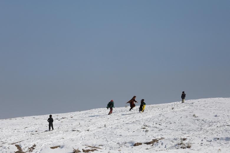 Mùa đông lạnh bất thường khiến người dân Afghanistan thêm cơ cực - Ảnh 2.
