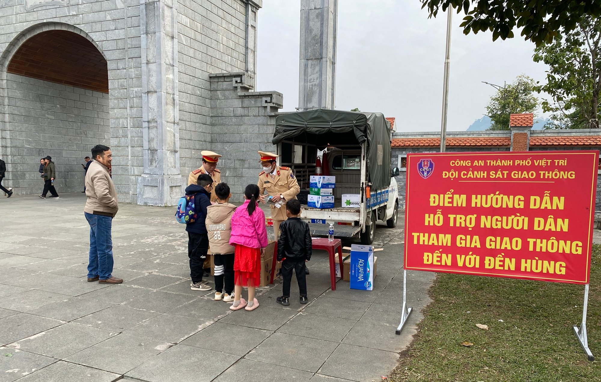 Người dân đến Đền Hùng được Cảnh sát giao thông tặng nước, sữa, bánh mì miễn phí - Ảnh 1.