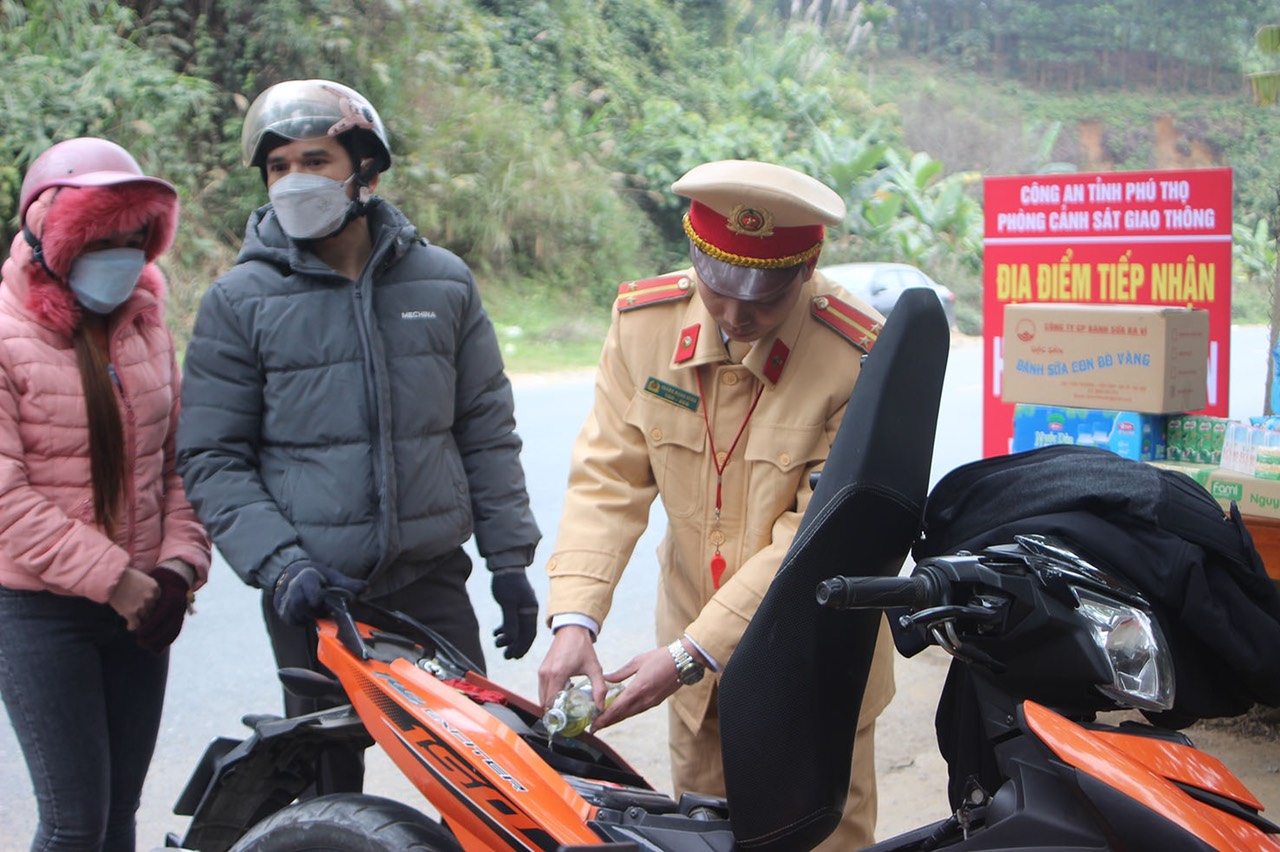 Người dân đến Đền Hùng được Cảnh sát giao thông tặng nước, sữa, bánh mì miễn phí - Ảnh 2.