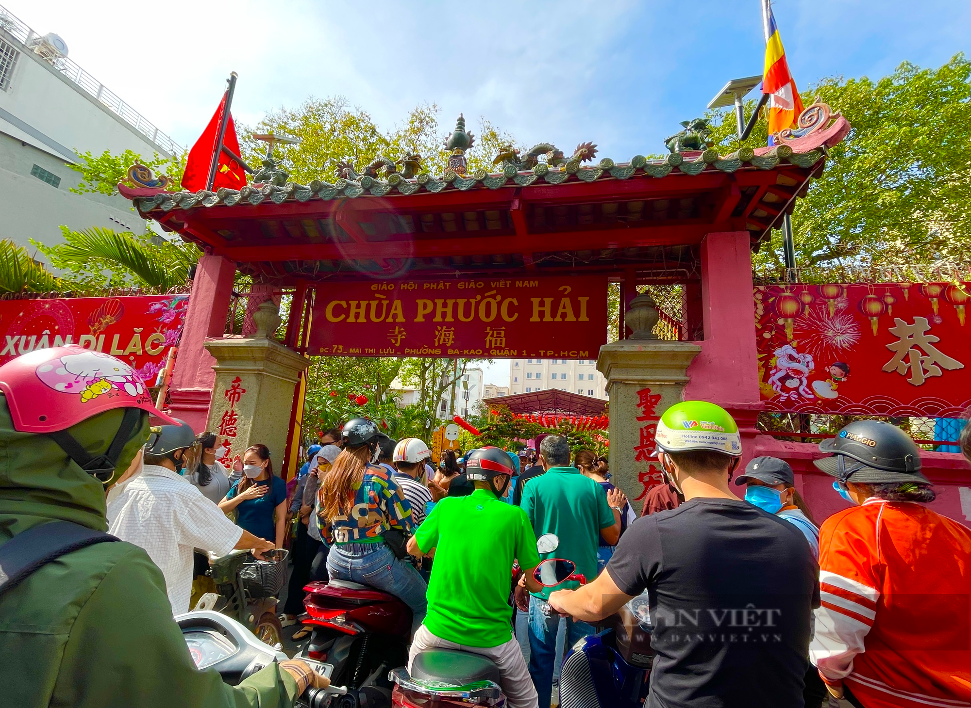 Người Sài Gòn ùn ùn đi chùa Ngọc Hoàng mùng 9 tháng Giêng - Ảnh 1.