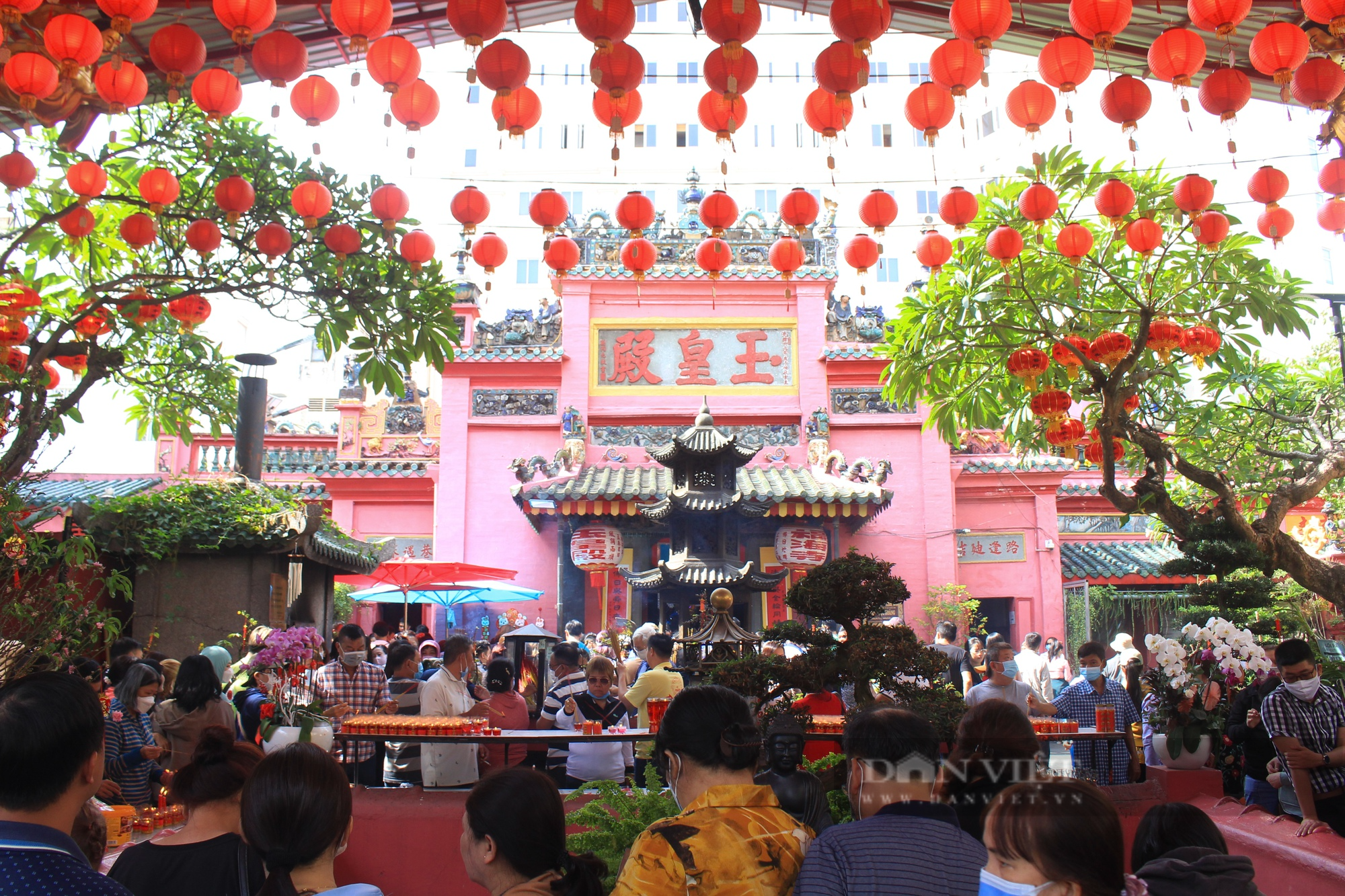 Người Sài Gòn ùn ùn đi chùa Ngọc Hoàng mùng 9 tháng Giêng - Ảnh 2.