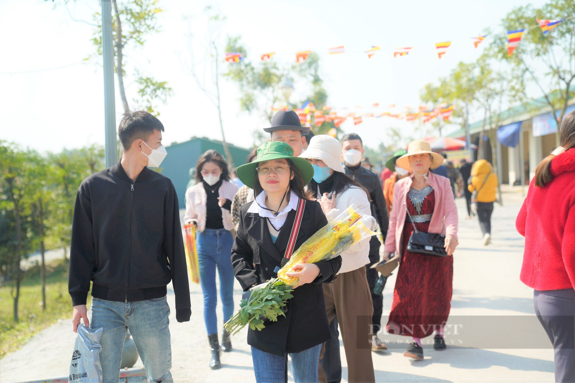  Chùa Hương Tích (Hà Tĩnh) khai hội, khách tăng đột biến, nhiều trò chơi dân gian đặc sắc - Ảnh 8.