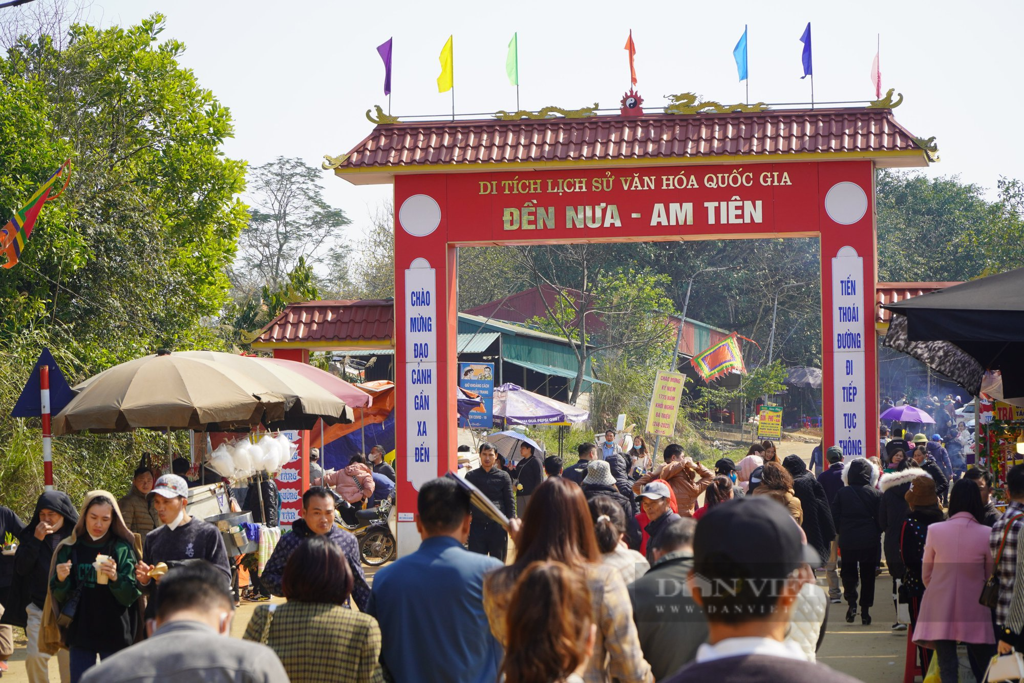 Thanh Hoá: Hàng ngàn du khách đổ về đền Nưa - Am Tiên xem ngày “mở cổng trời” - Ảnh 1.