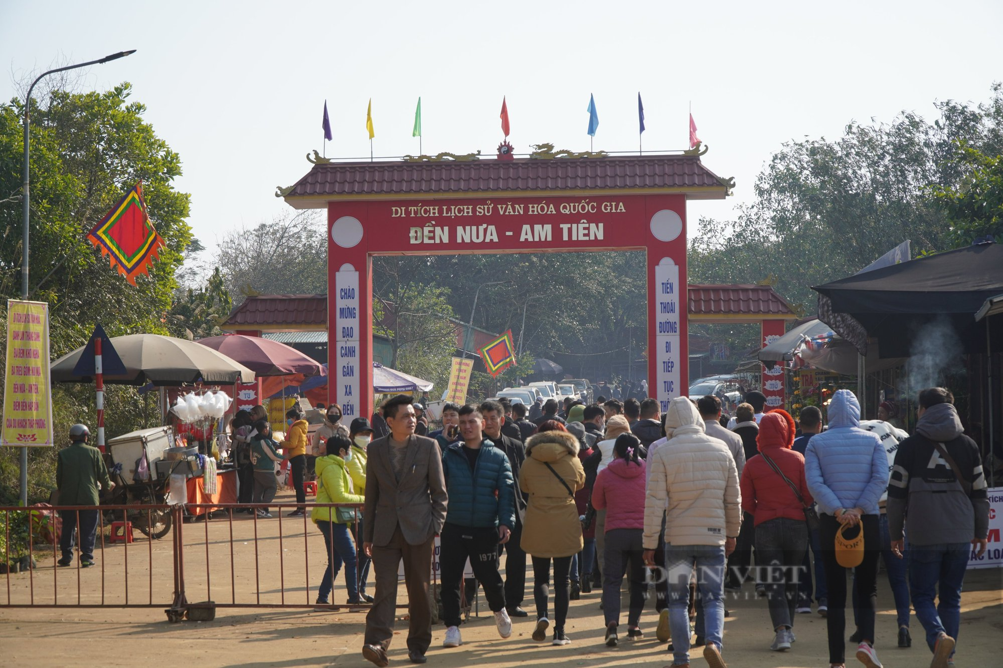 Thanh Hoá: Hàng ngàn du khách đổ về đền Nưa - Am Tiên xem ngày “mở cổng trời” - Ảnh 9.
